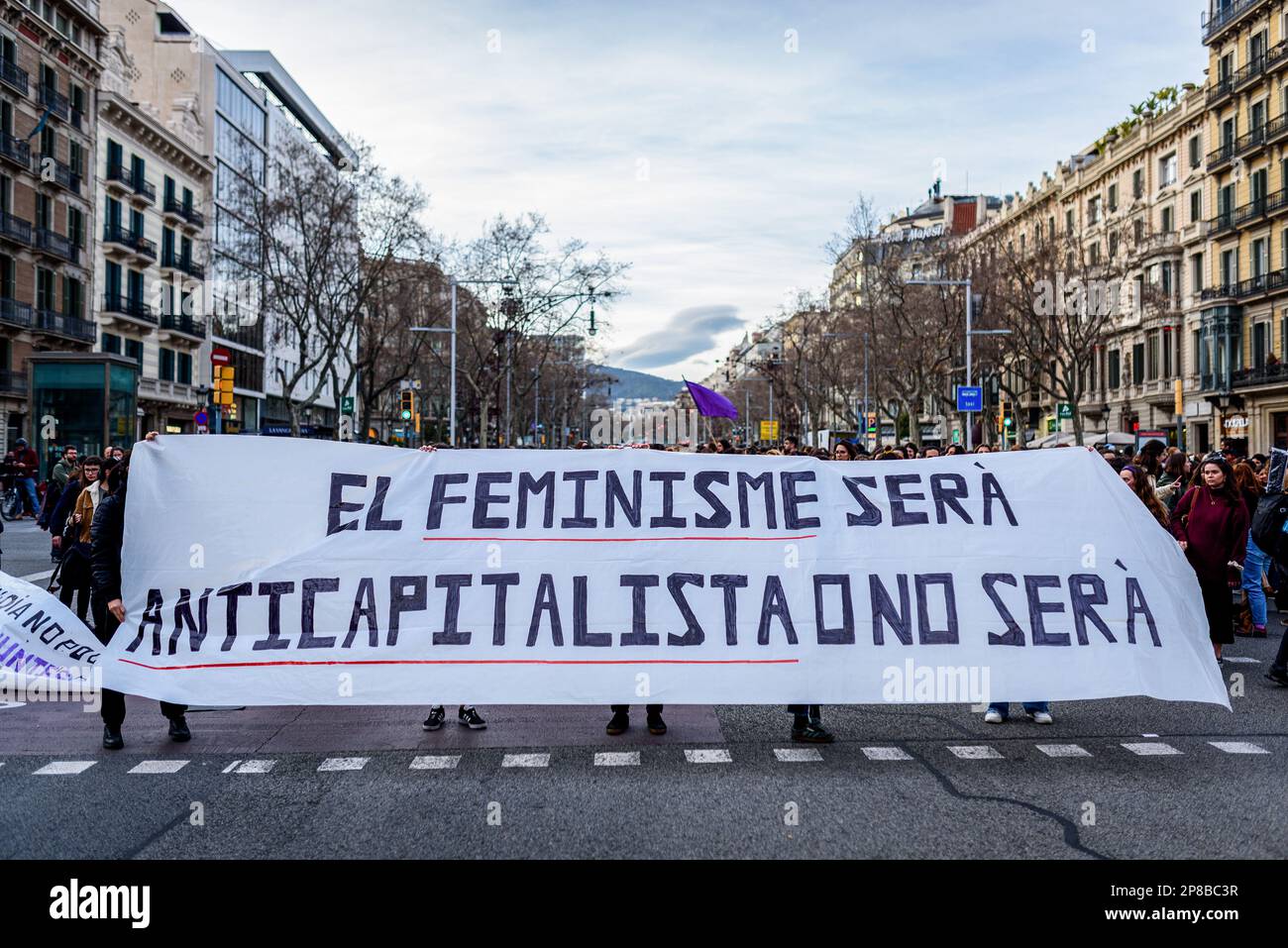 Barcelona, Spanien. 08. März 2023. Ein Banner, auf dem steht: "Feminismus wird anti-kapitalistisch sein oder nicht sein", wird während der Demonstration gesehen. Tausende von Menschen kamen in Barcelona, Spanien, um den Internationalen Frauentag zu feiern, der jedes Jahr am 8. März stattfindet, um die Gleichstellung der Geschlechter zu fordern und die Rechte der Frauen zu verteidigen. Kredit: SOPA Images Limited/Alamy Live News Stockfoto