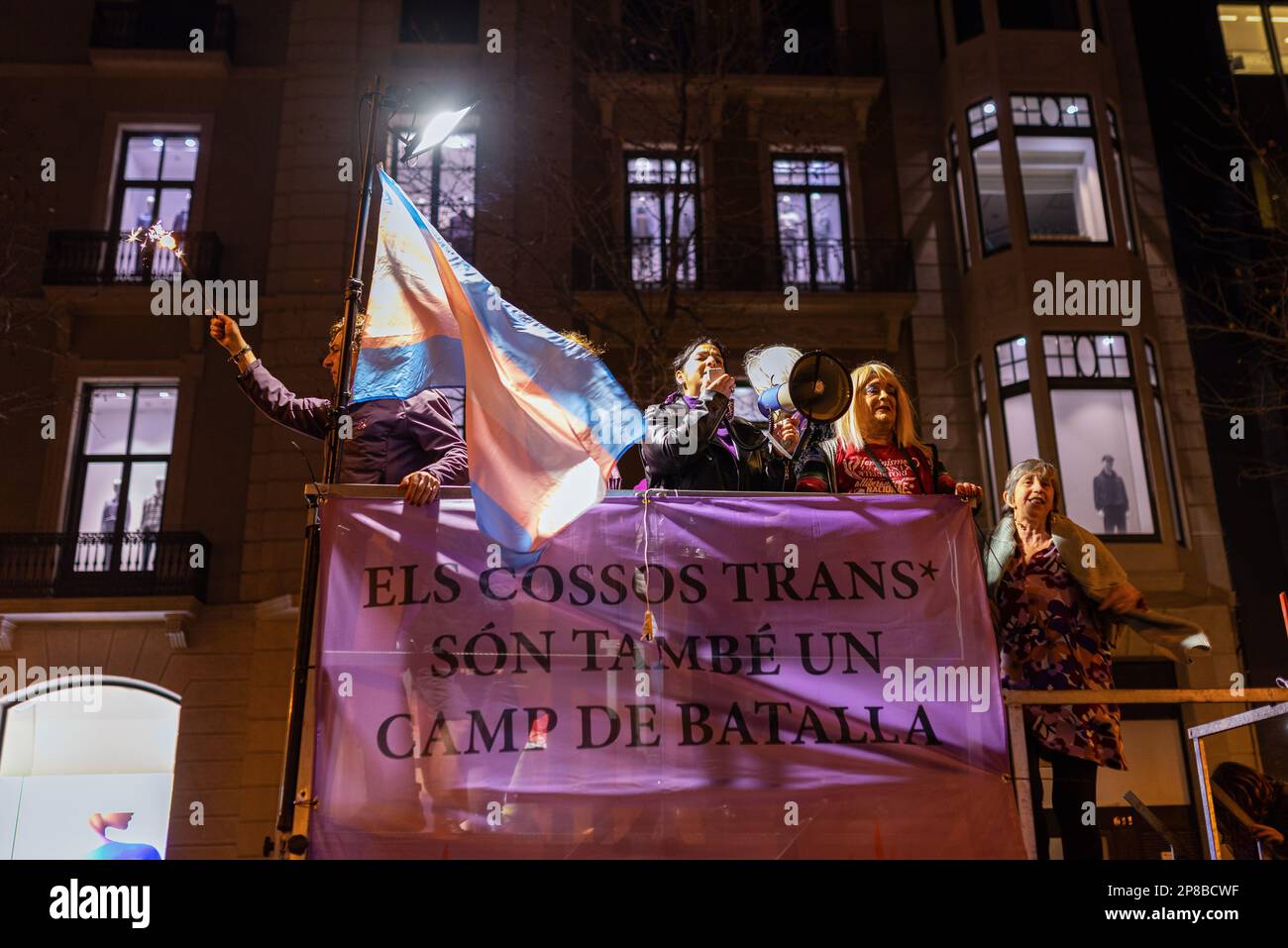 Barcelona, Spanien. 08. März 2023. Transgender-Menschen werden während der Demonstration gesehen. Tausende von Menschen kamen in Barcelona, Spanien, um den Internationalen Frauentag zu feiern, der jedes Jahr am 8. März stattfindet, um die Gleichstellung der Geschlechter zu fordern und die Rechte der Frauen zu verteidigen. Kredit: SOPA Images Limited/Alamy Live News Stockfoto