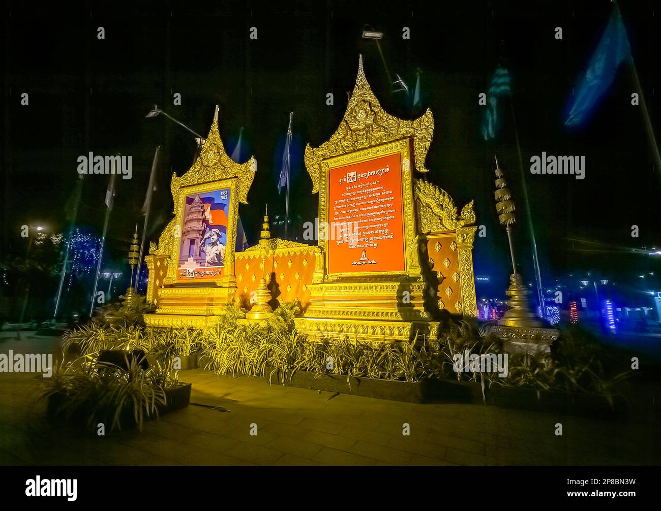 Ein Denkmal im Zentrum von Phnom Penh, das die Unabhängigkeit Kambodschas am 9. November 1953 kennzeichnet und dem ehemaligen König Norodom Sihanouk dankt. Stockfoto