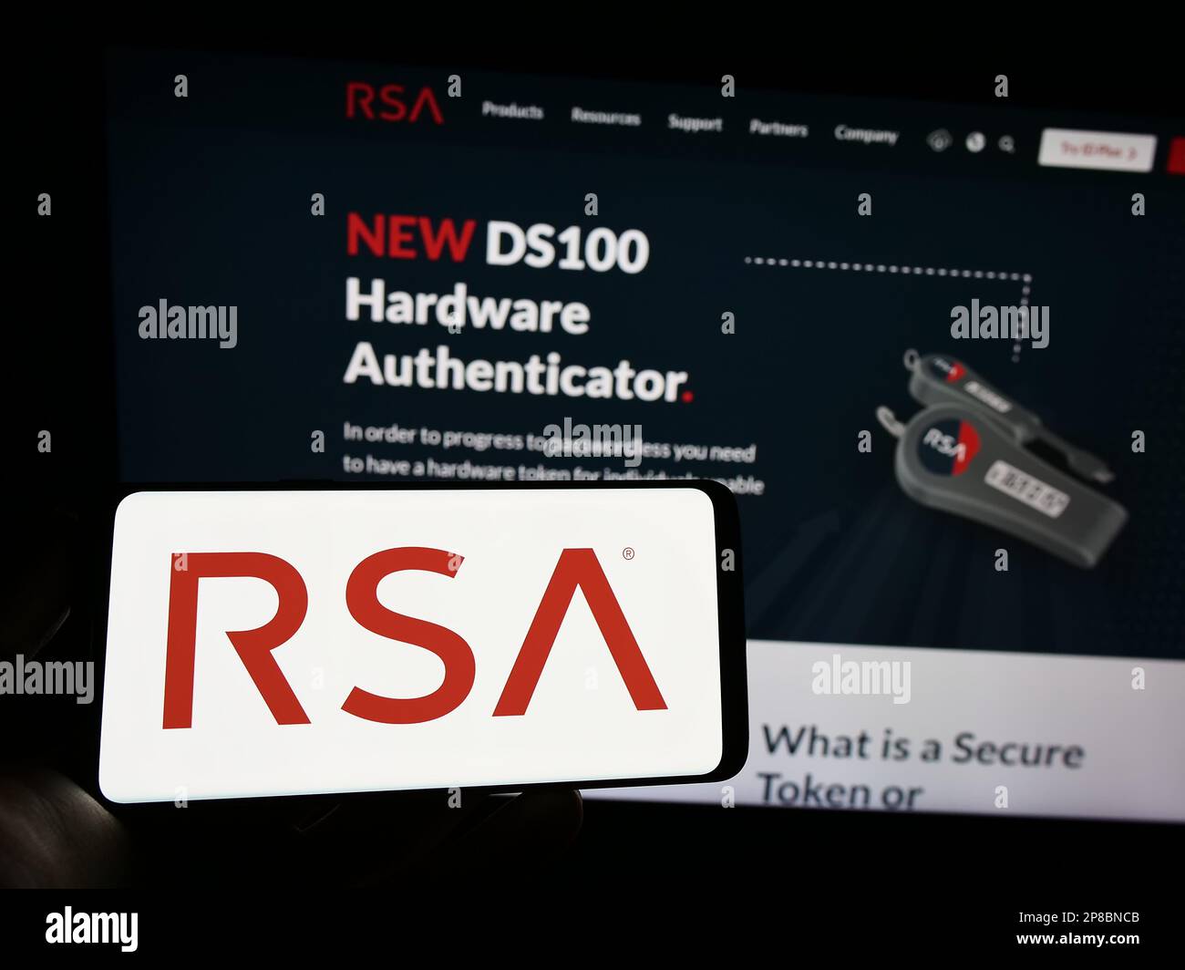 Person, die ein Mobiltelefon mit dem Logo des amerikanischen Unternehmens RSA Security LLC auf dem Bildschirm vor der Unternehmenswebseite hält. Konzentrieren Sie sich auf das Display des Telefons. Stockfoto