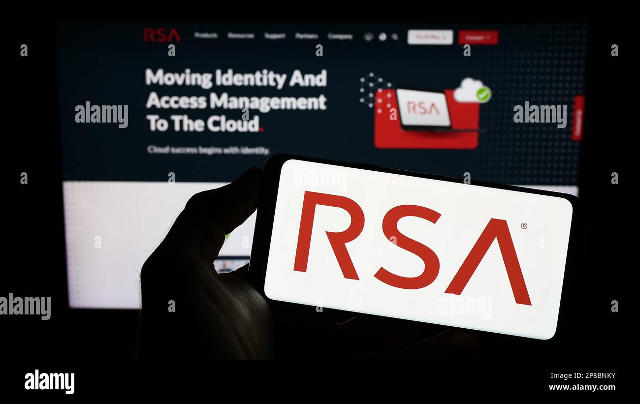 Person, die ein Smartphone mit dem Logo des US-Unternehmens RSA Security LLC auf dem Bildschirm vor der Website hält. Konzentrieren Sie sich auf das Display des Telefons. Stockfoto