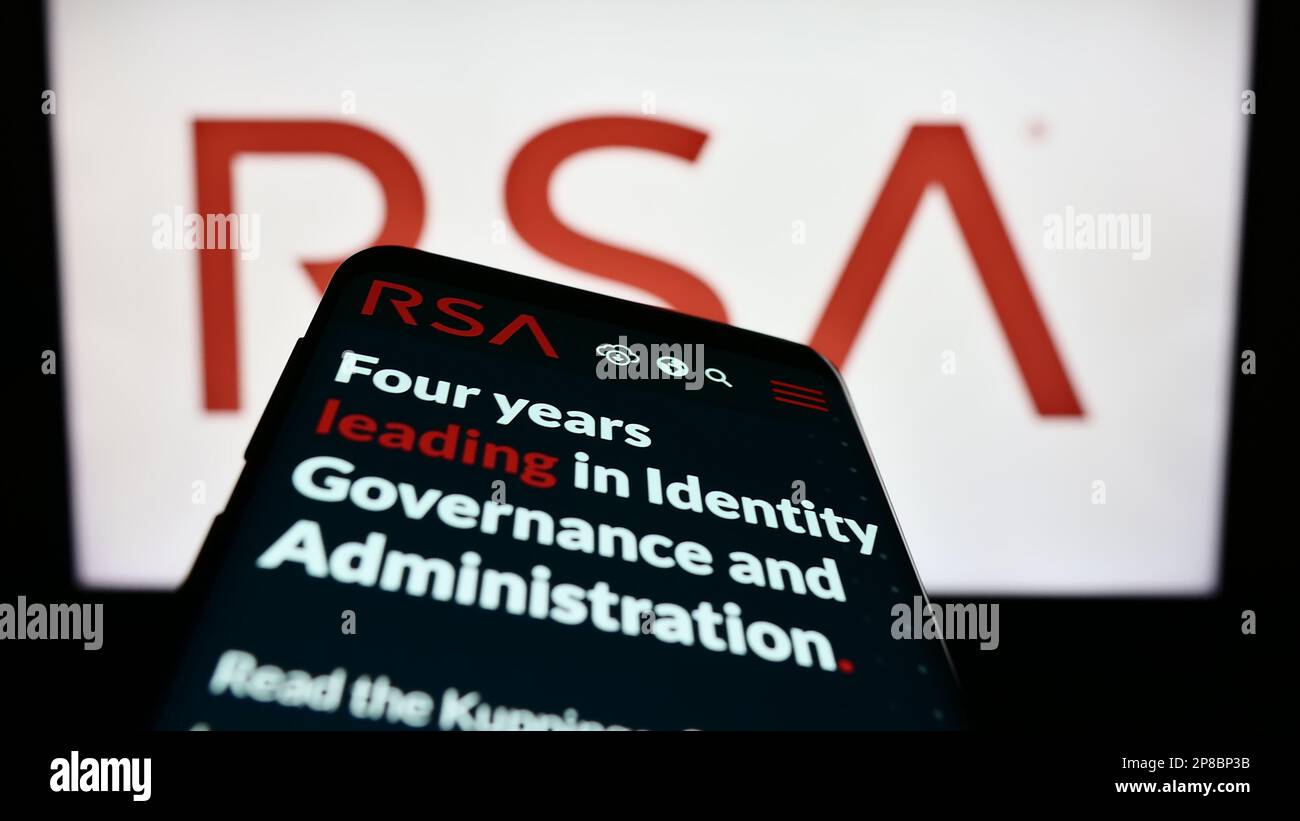 Mobiltelefon mit Website des US-Unternehmens RSA Security LLC auf dem Bildschirm vor dem Unternehmenslogo. Fokus auf oberer linker Seite des Telefondisplays. Stockfoto