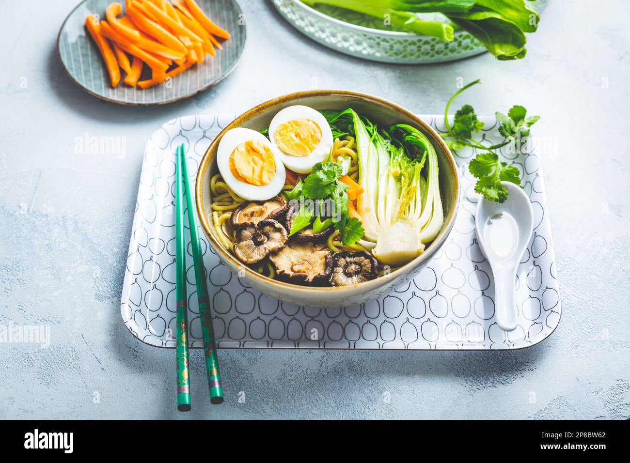 Ramen-Suppe mit Shiitake-Pilzen, Gemüse, Nudeln und Ei Stockfoto