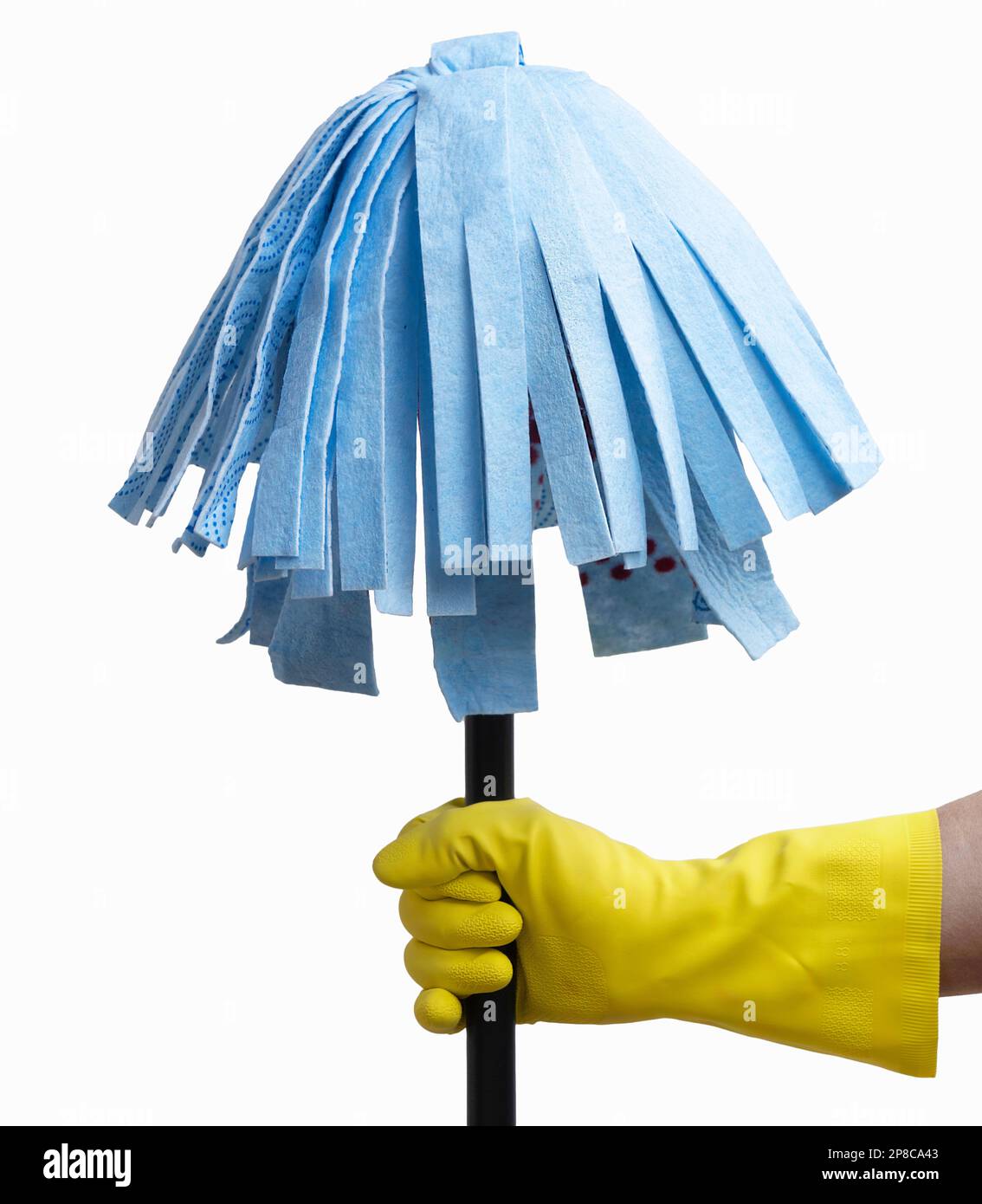 Eine Putzfrau mit gelbem Handschuh hält einen Mopp Stockfoto
