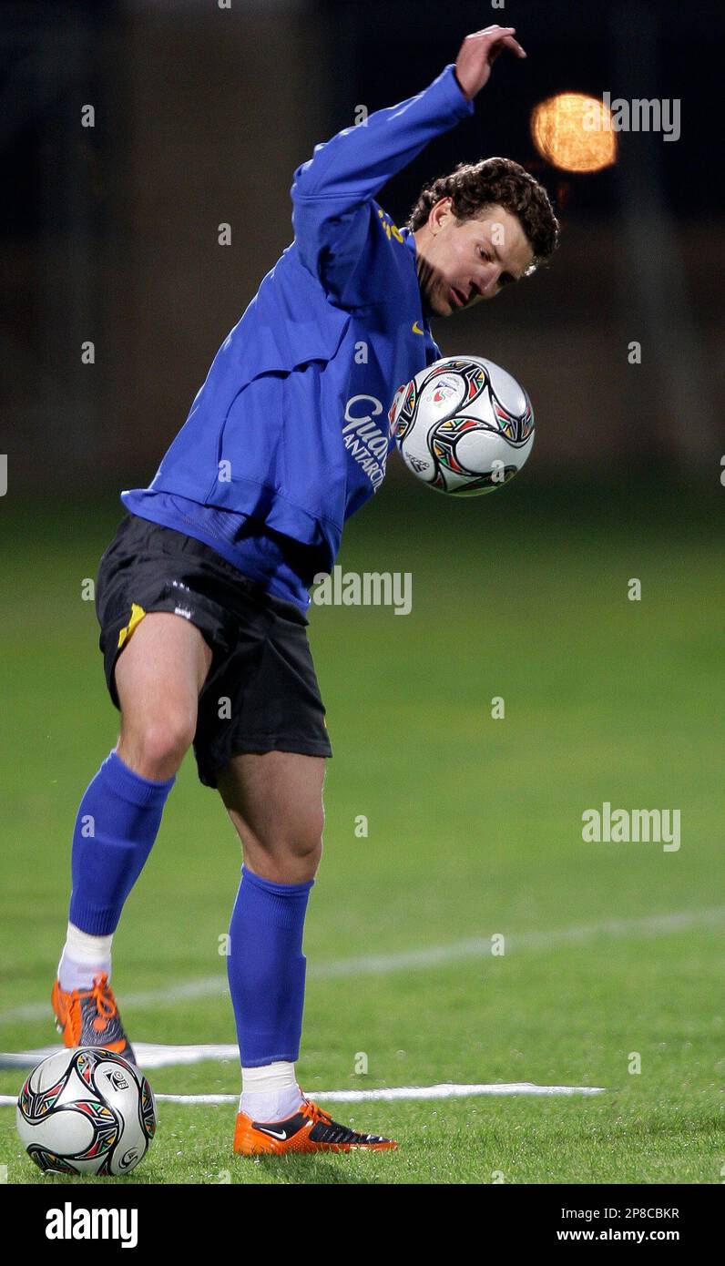 Brazil's Elano controls the ball during a training session in Bloemfontein, South Africa, Saturday, June 13, 2009. Brazil is competing in the Confederations Cup soccer tournament that will get underway on June 14. (AP Photo/Andre Penner) Stockfoto