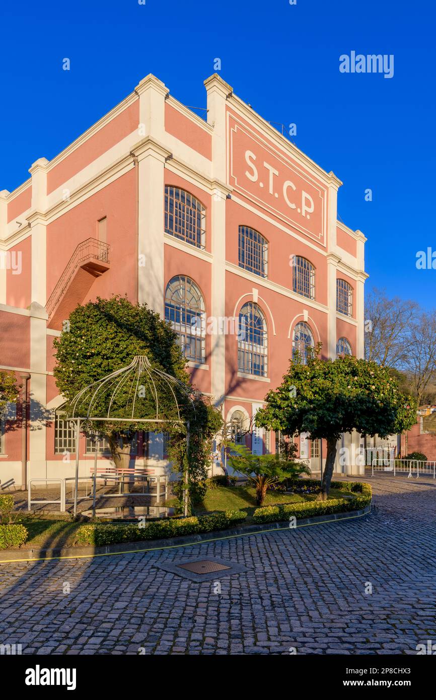 Vor dem Porto Tramcar Museum - Museu do Carro Eléctrico. Ein altes Elektrizitätswerk mit einem Museum, das der Geschichte der Straßenbahnen in Porto gewidmet ist. Stockfoto