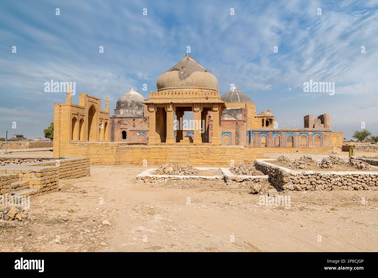 Antikes Mausoleum und Gräber am Makli Hill in Thatta, Pakistan. Nekropole, Friedhof Stockfoto