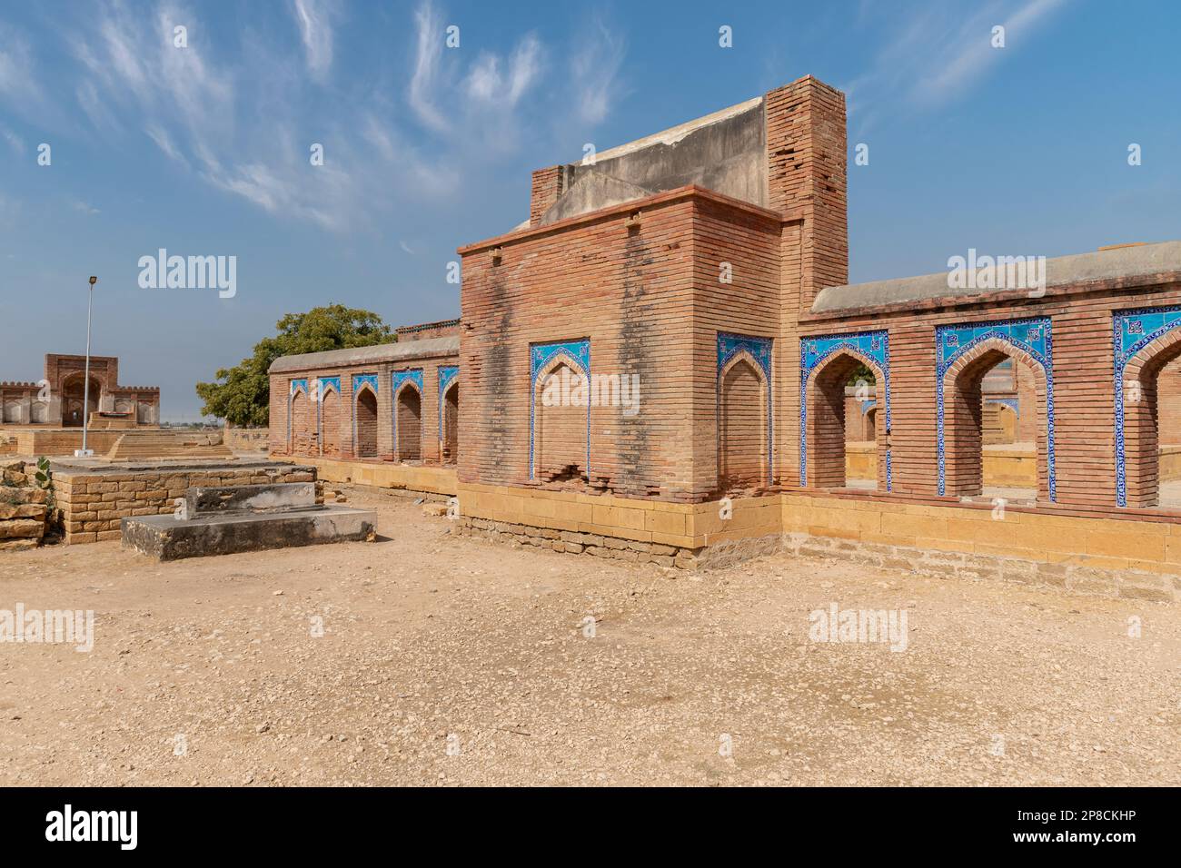 Antikes Mausoleum und Gräber am Makli Hill in Thatta, Pakistan. Nekropole, Friedhof Stockfoto