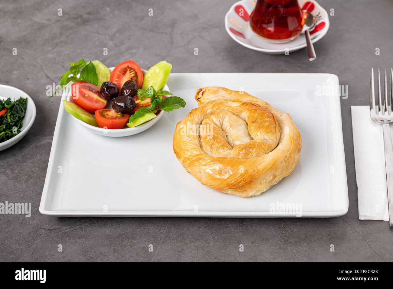 Traditionelles türkisches Gebäck mit Spinat und Käse, in Phyllo verpackt. Türkischer Name Gul Boregi oder Gul borek Stockfoto