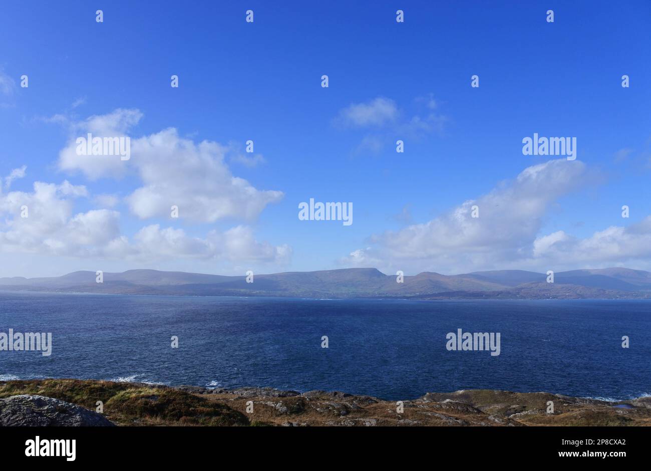 Blick auf die Berge von County Kerry über den Kenmare River von der Beara Halbinsel, County Cork, Irland - John Gollop Stockfoto