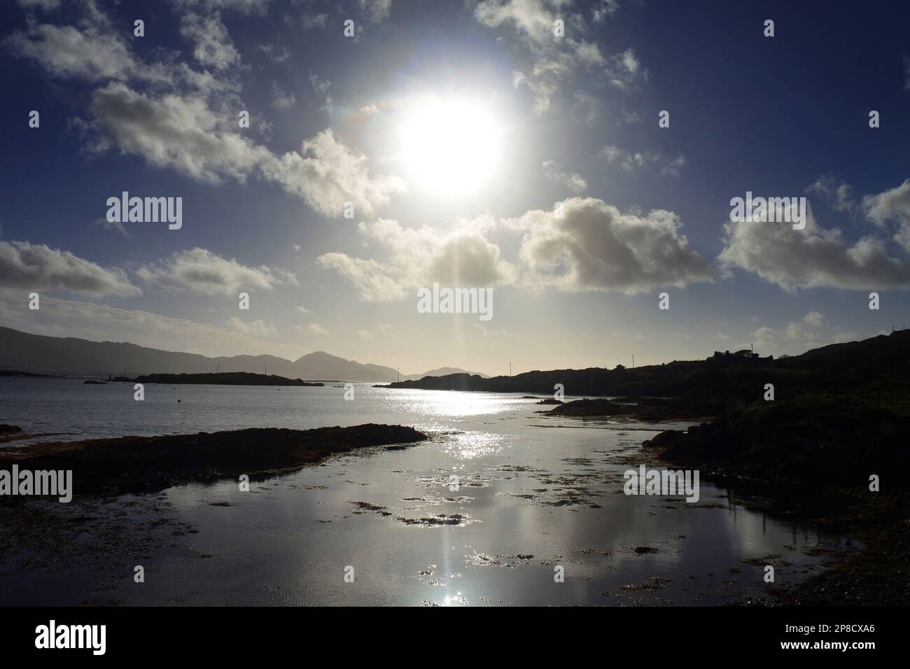 Flussmündung bei Ebbe in Ballycrovane auf dem Wild Atlantic Way, County Cork, Irland - John Gollop Stockfoto