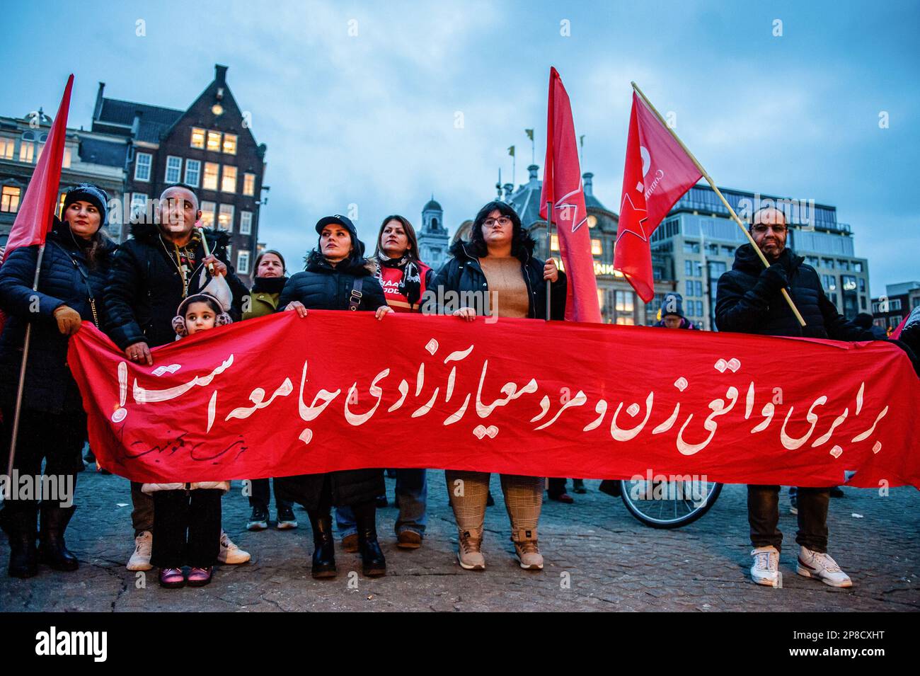 Amsterdam, Niederlande. 08. März 2023. Türkische Demonstranten halten anlässlich des Internationalen Frauentags ein großes Banner zur Unterstützung der Frauen. Rund zweihundert Menschen versammelten sich am Dam-Platz und von dort gingen sie in einer Prozession, um sich gegen Gewalt und Frauenmord zu wehren, um bessere Gehälter zu fordern, gegen Diktaturen zu kämpfen, um zur Feier des Internationalen Frauentags für gleiche Rechte für Frauen in der ganzen Welt zu kämpfen. Kredit: SOPA Images Limited/Alamy Live News Stockfoto