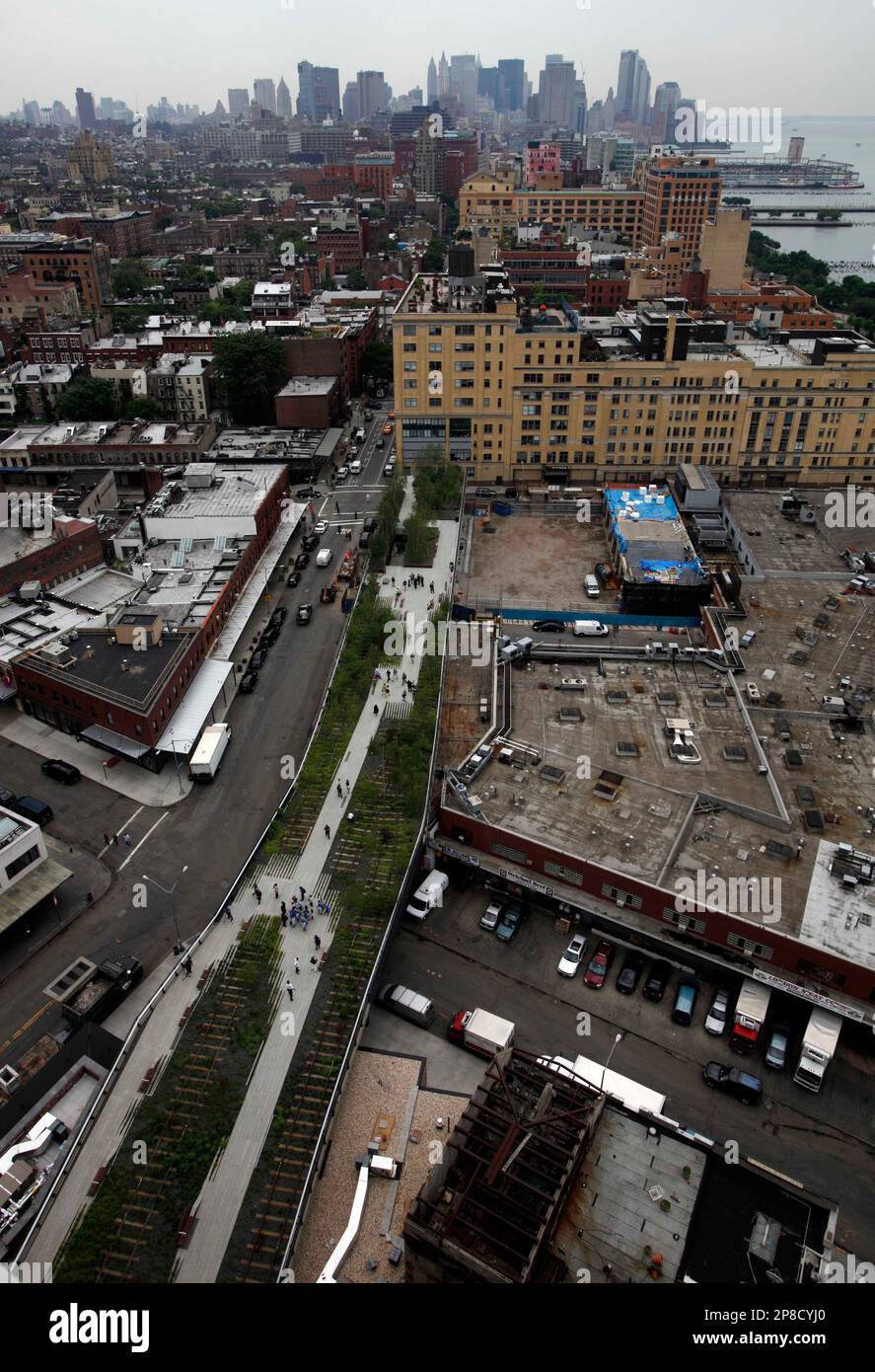 People walk on an abandoned elevated rail line, in New York, Monday June 8, 2009, that is reopening this week as a landscaped public park: The High Line. The High Line stretches 1.5 miles up the west side of the Manhattan island. (AP Photo/Richard Drew) Stockfoto