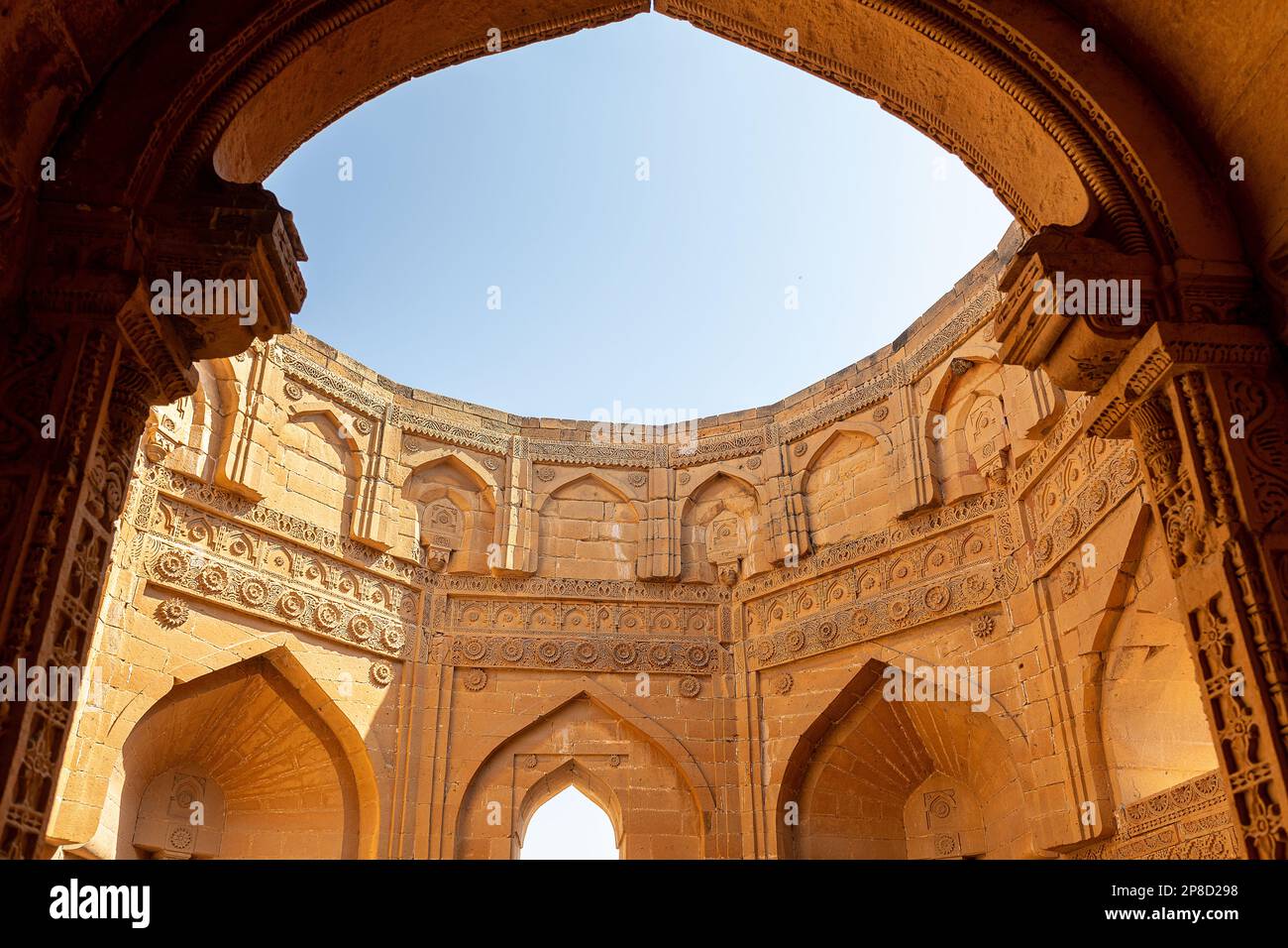 Antikes Mausoleum und Gräber am Makli Hill in Thatta, Pakistan. Nekropole, Friedhof Stockfoto