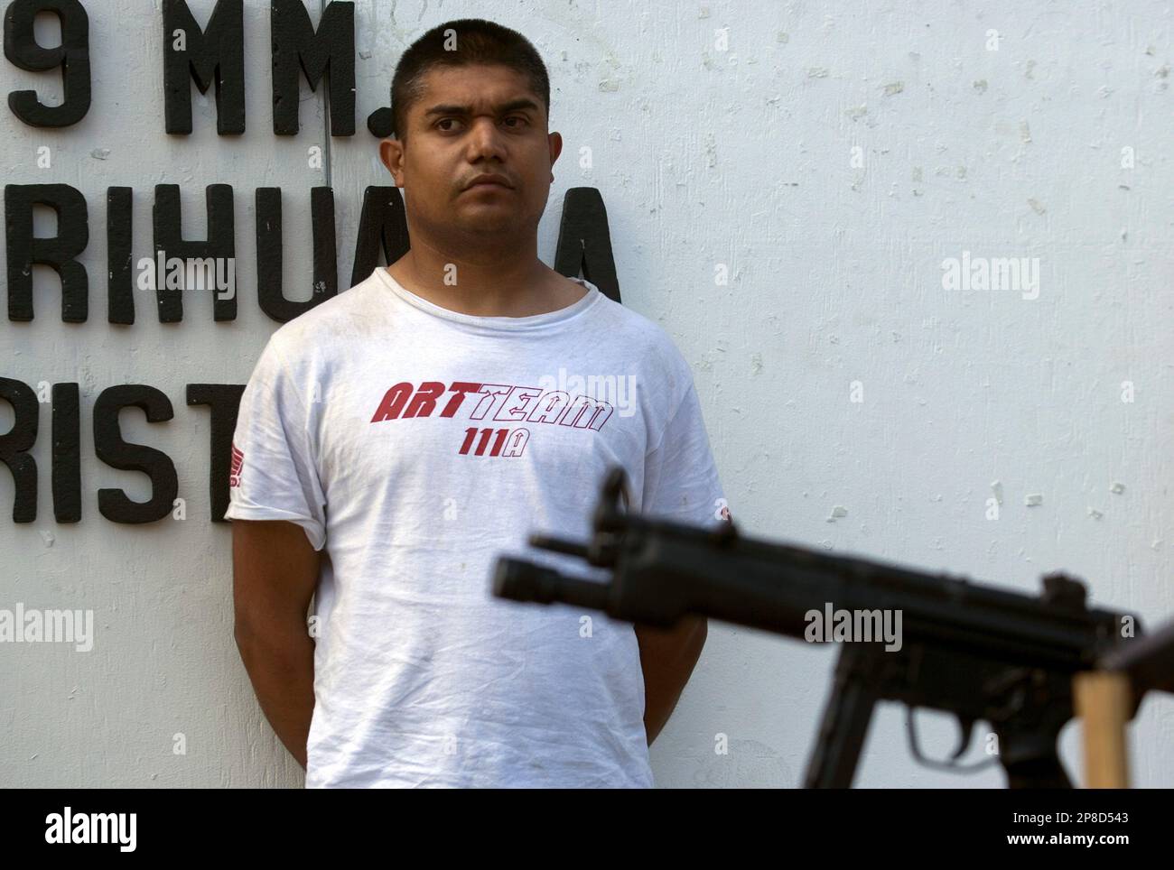 Bernardo Cristobal Arellano, aka El Morete, is presented to the press in Tijuana, Mexico, Saturday, June 6, 2009. Arellano, who according to authorities is an active member of Teodoro Garcia Simental, aka El Teo, drug organization, was arrested Friday during the Baja 500 race in Ensenada. (AP Photo/Guillermo Arias) Stockfoto