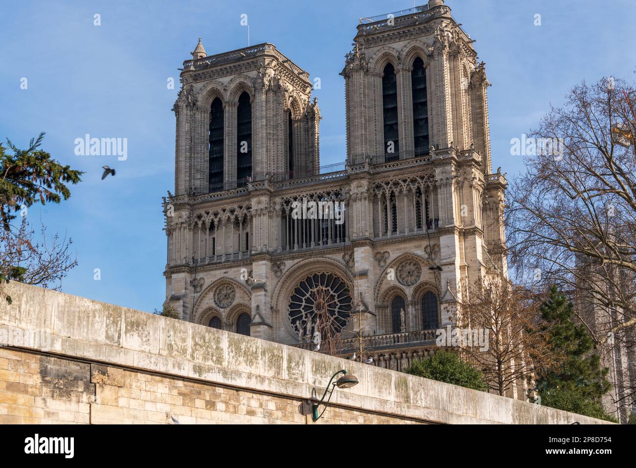 Außenfoto der Kathedrale Notre Dame nach dem Feuer von 2019. Stockfoto