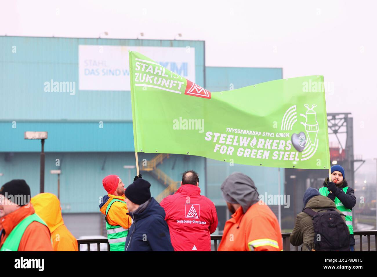 Duisburg, Deutschland. 09. März 2023. Stahlarbeiter aus 5 Unternehmen treffen sich im Namen der Gewerkschaft IG Metall, um im HKM Stahlwerk zu demonstrieren und sich für eine klare Zukunftsstrategie für eine umweltfreundlichere Stahlproduktion in der Region einzusetzen. Kredit: Ant Palmer/Alamy Live News Stockfoto