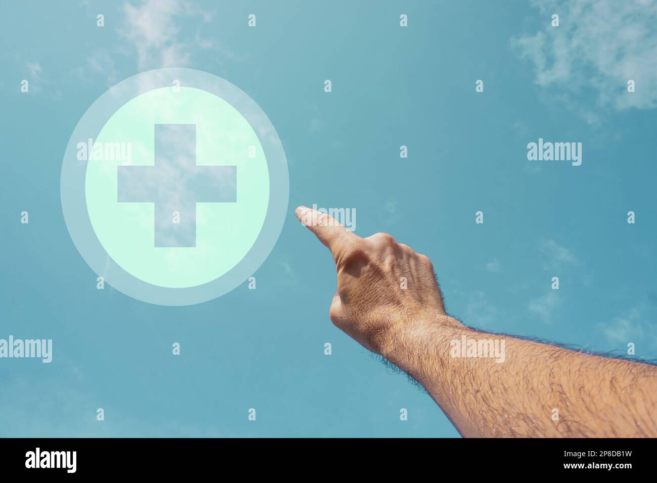 Zeig mit der Hand auf das Symbol der Apotheke, Krankenversicherung Stockfoto