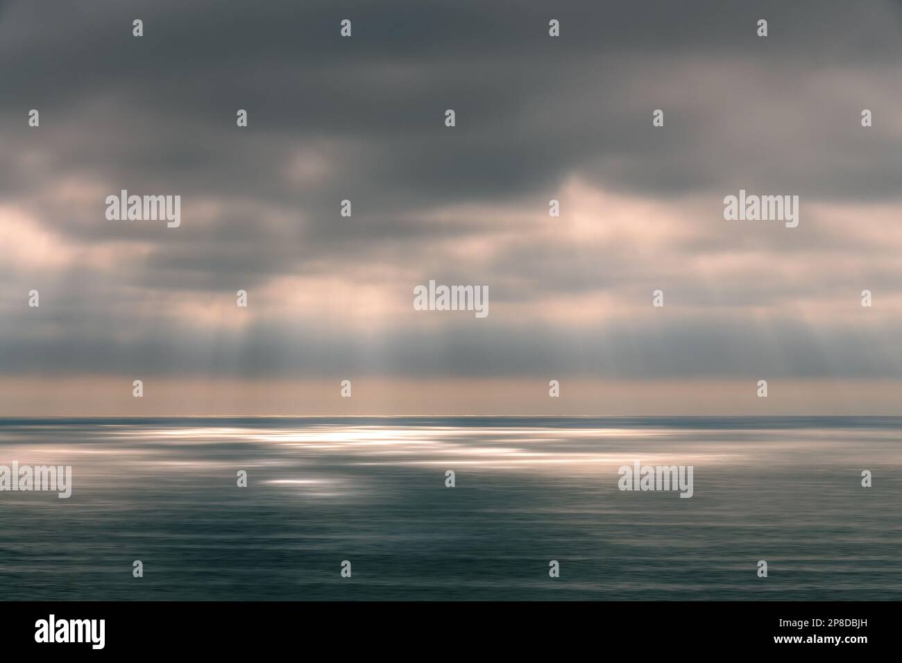 Dramatisches Licht auf dem Pazifischen Ozean in Torrey Pines, San Diego, Kalifornien Stockfoto