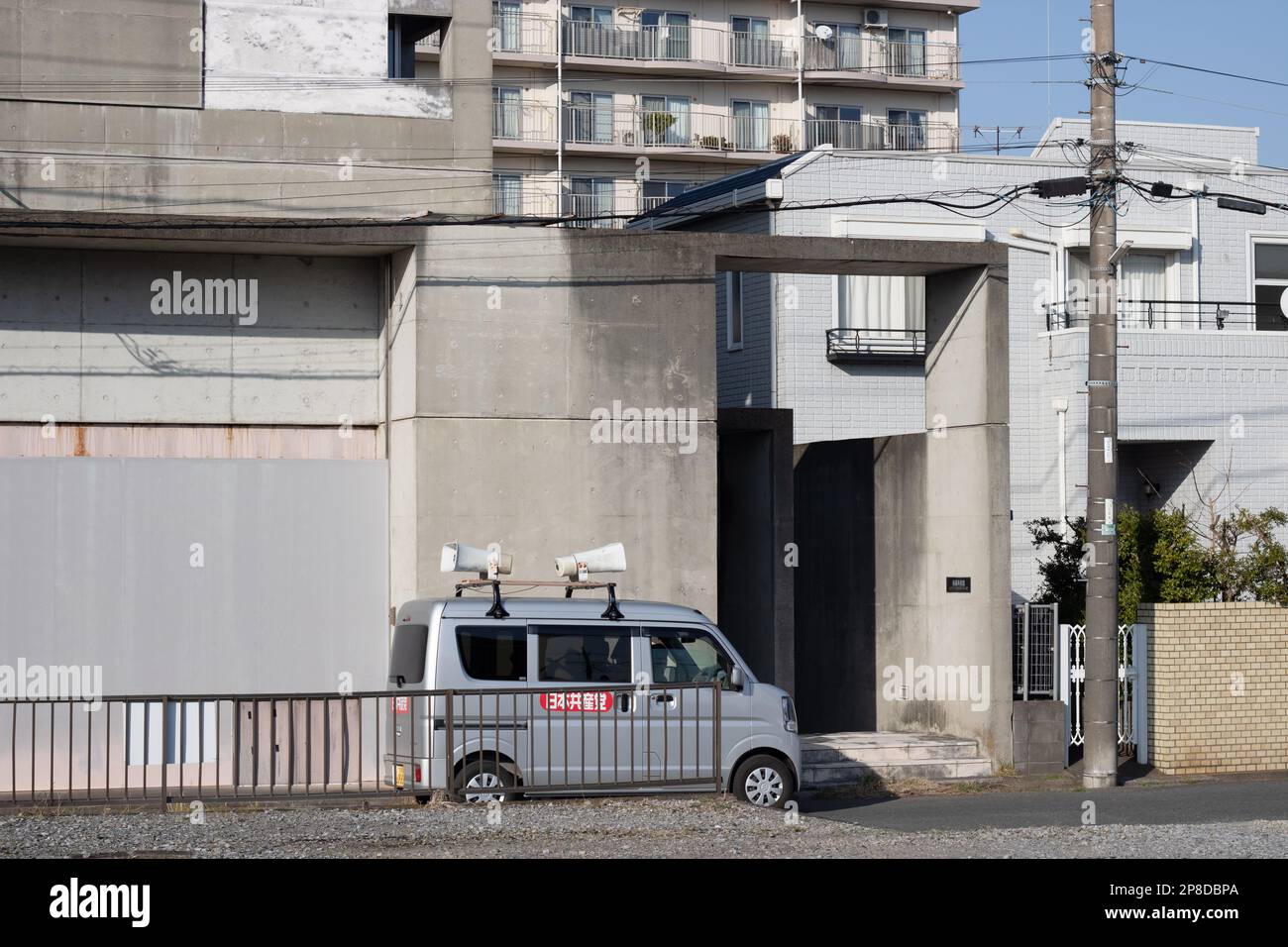 TOKIO, JAPAN - 8. März 2023: Ein Wahlkampfwagen der Kommunistischen Partei Japans passiert das Gotoh-Gebäude (Gotoh-Museum), das von Sir David Chipperfield entworfen wurde. Stockfoto