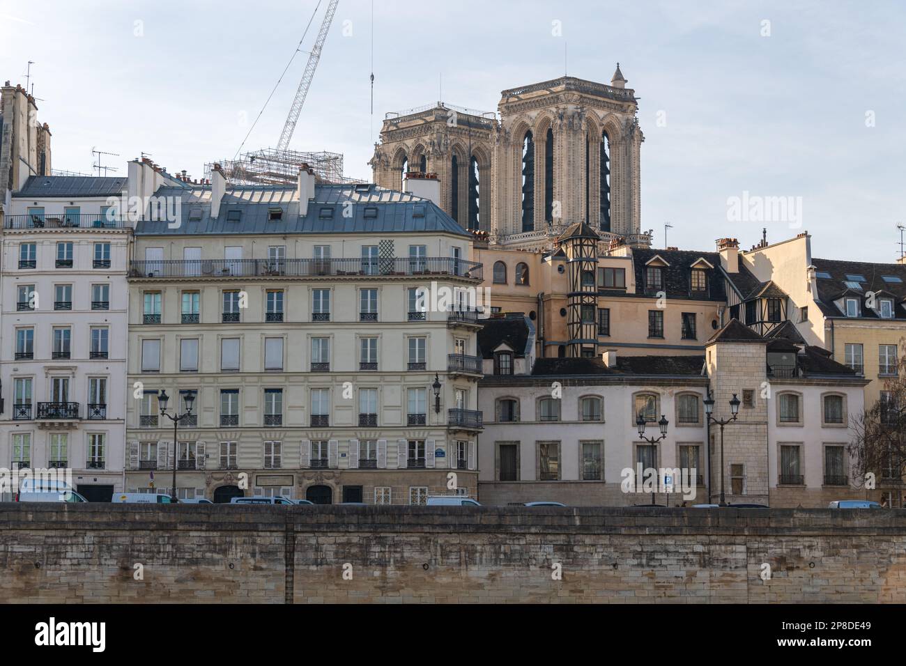 Die Zwillingstürme der Kathedrale Notre Dame werden nach dem Brand von 2019 von der seine aus wiederaufgebaut. Stockfoto