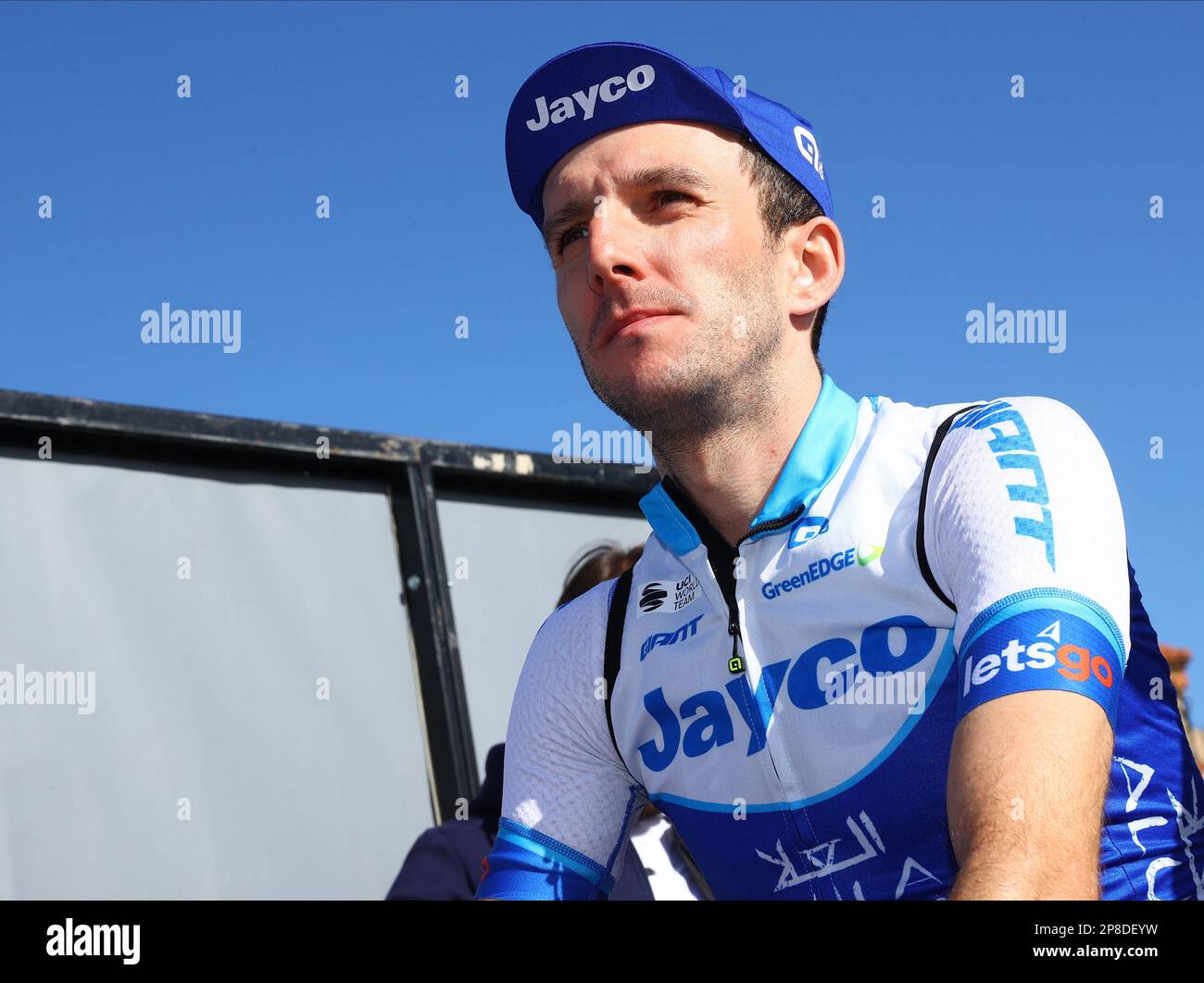 Das britische Simon Yates von Team Jayco Alula, das zu Beginn der 5. Etappe des achttägigen Radrennens Paris-Nizza von 81., 212,4 km von Saint-Symphorien-sur-Coise bis Saint-Paul-Trois-Chateaux, Frankreich, am Donnerstag, den 09. März 2023, abgebildet wurde. BELGA FOTO DAVID PINTENS Stockfoto