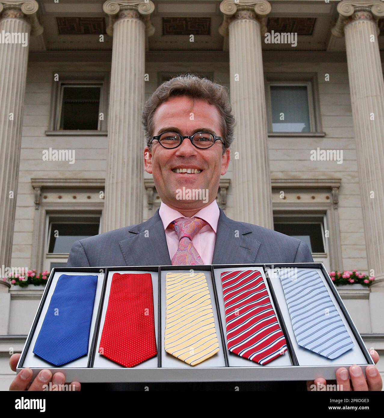 Der Oberbuergermeister der Stadt Krefeld, Gregor Kathstede, zeigt am Mittwoch 3. Juni 2009, vor dem Rathaus der Stadt eine Reihe von Krawatten. Als besonderes Praesent werden diese Krawatten aus der 'Krawattenhauptstadt' Deutschlands dem bekennenden Krawattentraeger, US-Praesident Barack Obama, am Rande seines Deutschlandbesuches ueberreicht. Krefelder Krawattenhaendler haben bei acht von zehn verkauften Krawatten in Deutschland die Finger im Spiel, die Stadt kuert alljaehrlich den Krawattenmann des Jahres und blickt auf eine lange Tradition im Seidenhandwerk zurueck.(AP Photo/Frank Augstein)  Stockfoto