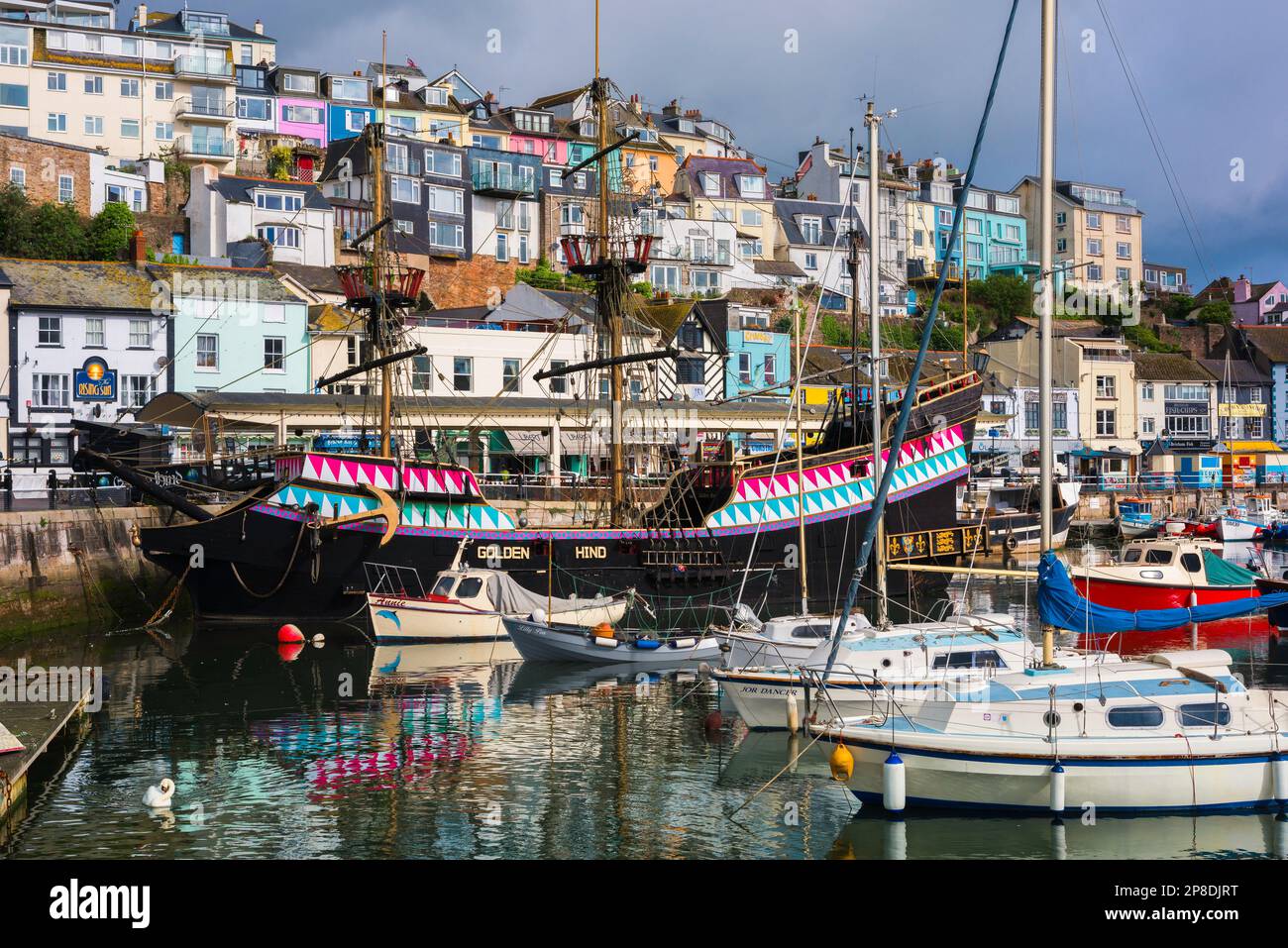 Südwestengland Sommer, Blick auf Yachten und eine Nachbildung der historischen Golden Hind im Hafen von Brixham, Torbay, Devon, Südwestengland, Großbritannien Stockfoto