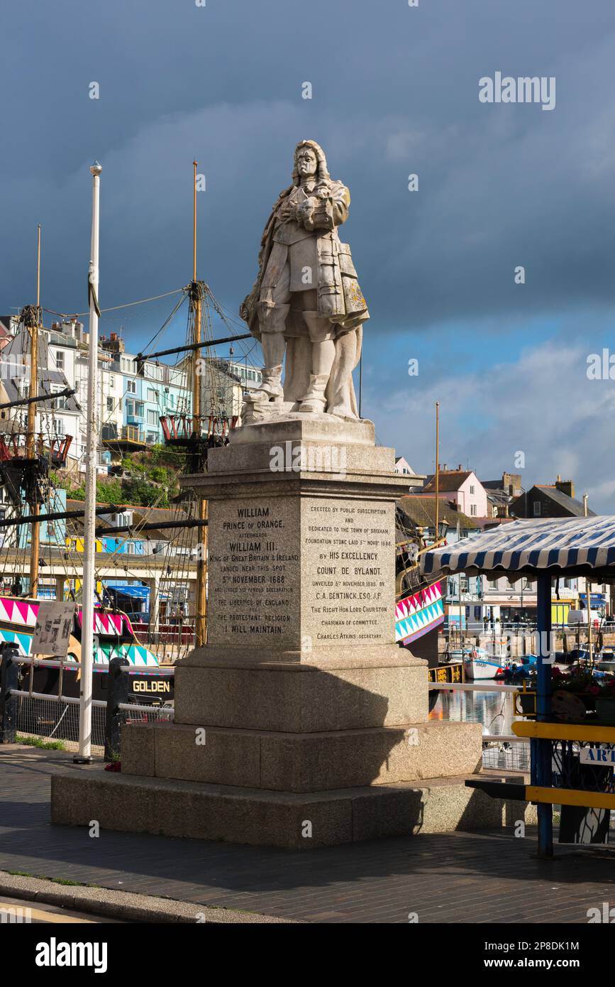 König William ll, Blick auf die Statue von König William ll am Kai in der Küstenfischerstadt Brixham, Devon, Großbritannien Stockfoto
