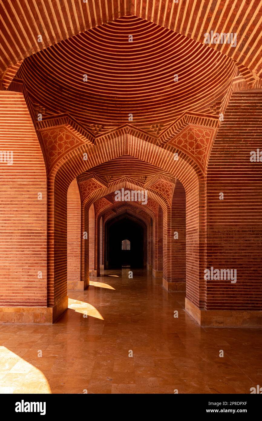 Shah Jahan Masjid Thatta ist eine alte Moschee, die im 17. Jahrhundert erbaut wurde Stockfoto