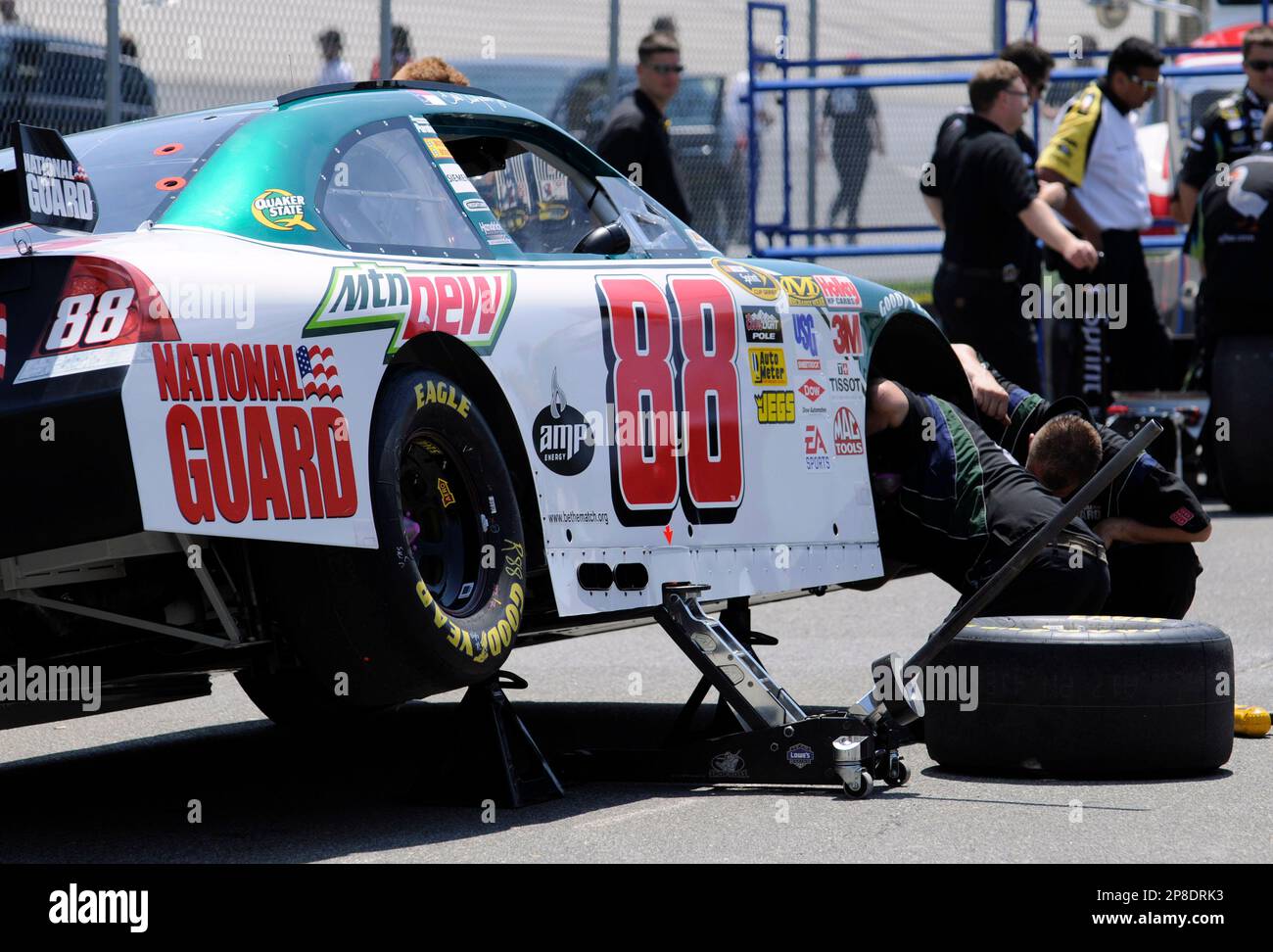 Members of Dale Earnhardt Jr.'s pit crew work on his car before the start of the NASCAR Autism Speaks 400 auto race, Sunday, May 31, 2009, at Dover International Speedway in Dover, Del. (AP Photo/Nick Wass) Stockfoto