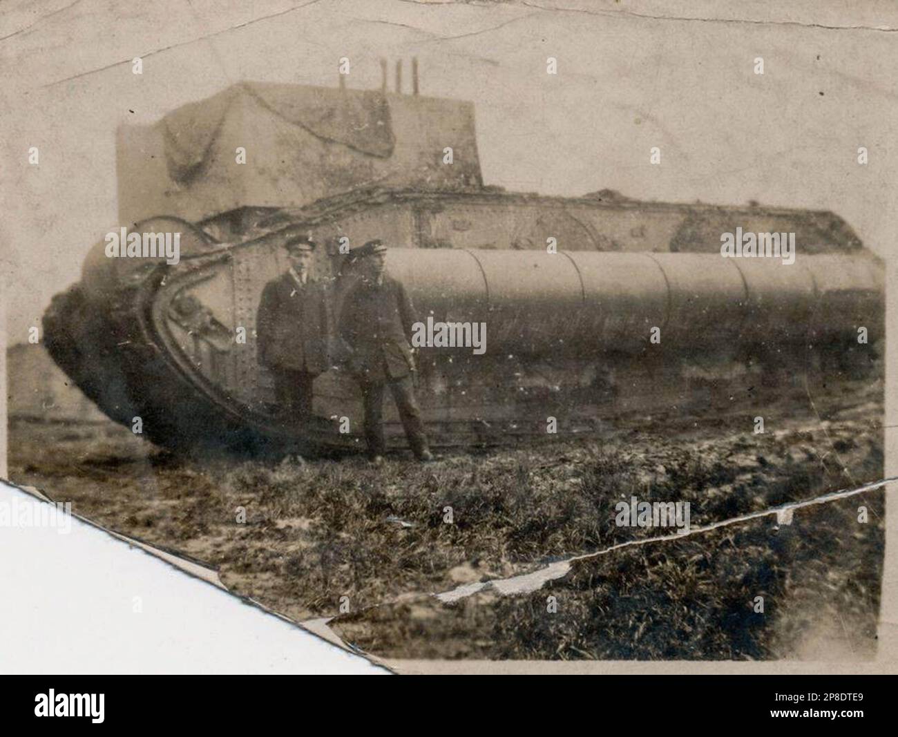 Mark IX Amphibienveredelung, mit zwei Männern daneben, am Welsh Harp Reservoir Stockfoto