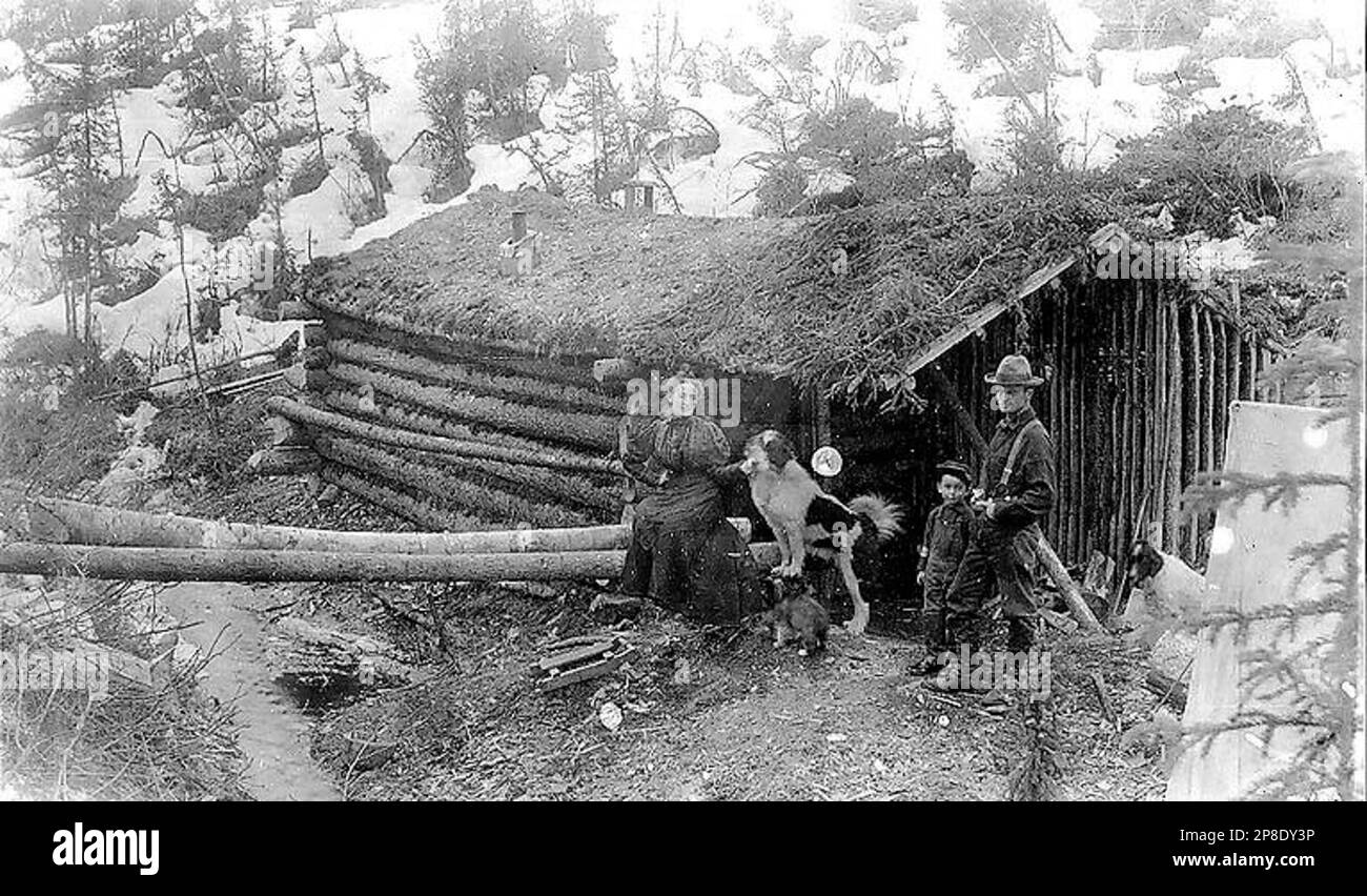 J.W. Slayden und Familie vor der Blockhütte, Stampede Gulch, wahrscheinlich Yukon Territory, 1899 Stockfoto