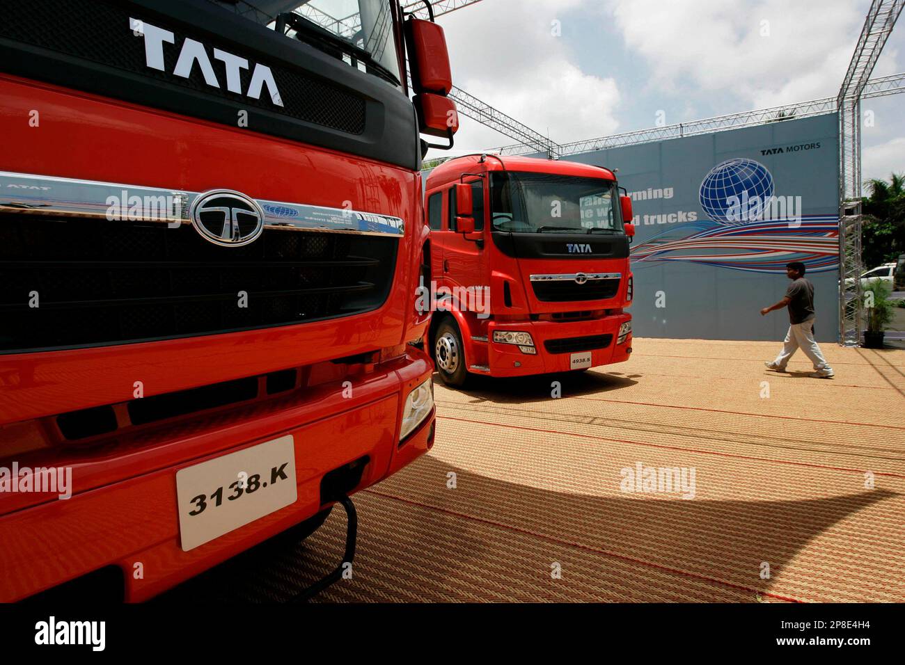 Tata Motors' new line of trucks is displayed at a preview in Mumbai, India, Thursday, May 28, 2009. Tata Motors has launched a new line of trucks to take on rivals Volvo and Mercedes and bring higher quality trucks to India. Tata also plans to export the line of trucks ambitiously named "World Truck" starting with South Africa, the Middle East and Russia, company officials said. (AP Photo/Rajanish Kakade) Stockfoto