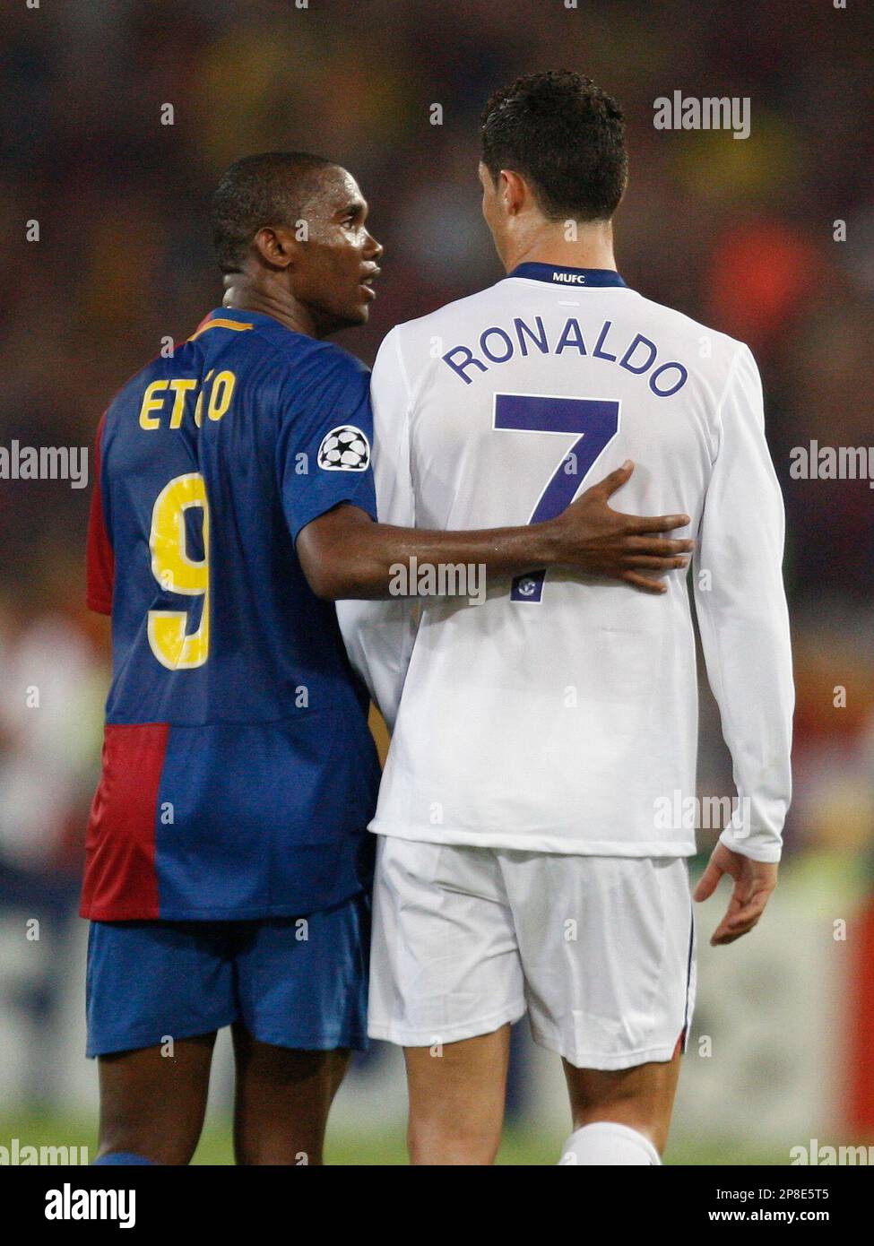 Barcelona's Samuel Eto'o, left, talks to Manchester United's Cristiano Ronaldo during the UEFA Champions League final soccer match between Manchester United and Barcelona in Rome, Wednesday May 27, 2009. (AP Photo/Jon Super) Stockfoto