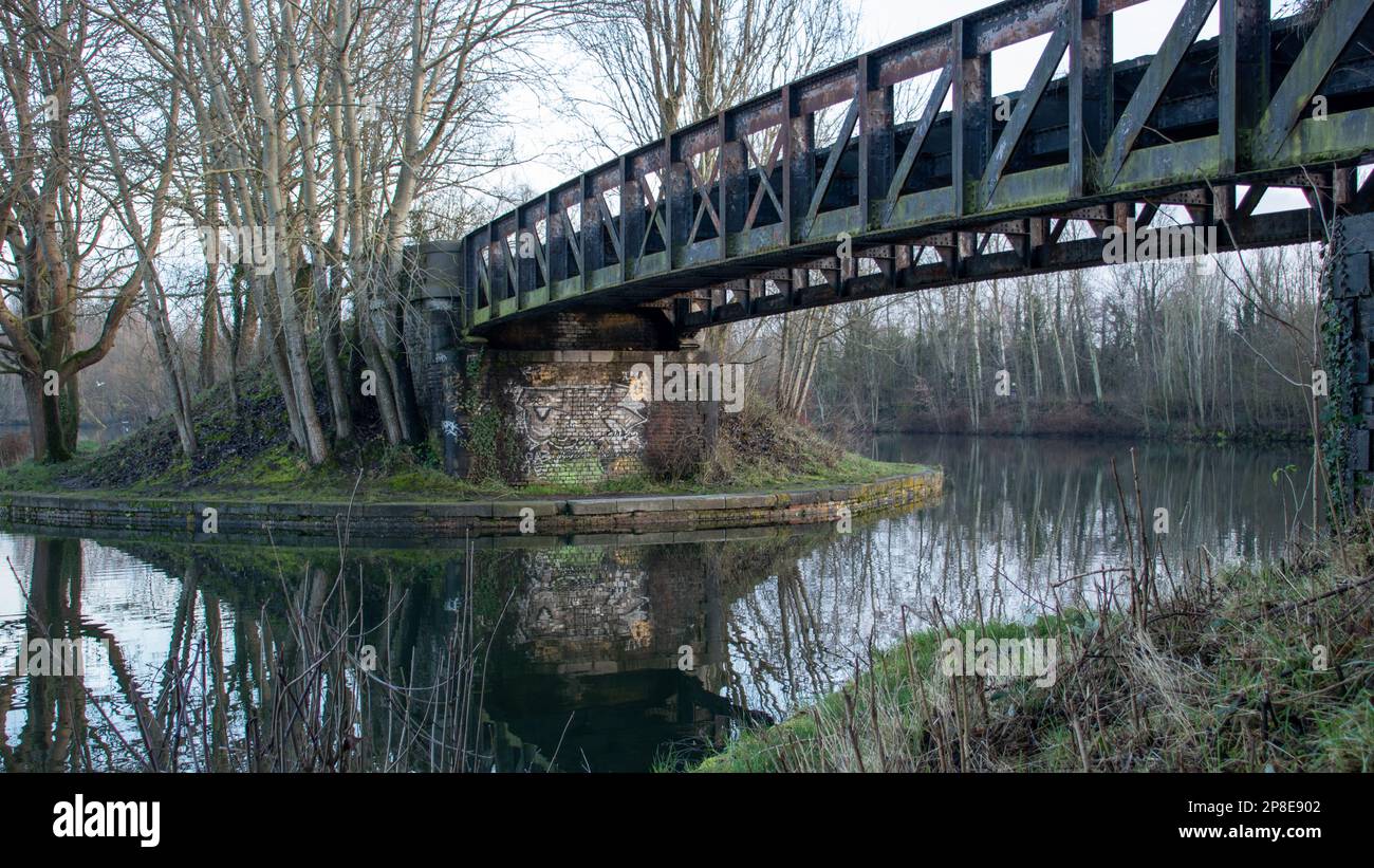 Brücke über einen Kanal zu einer kleinen Insel Stockfoto