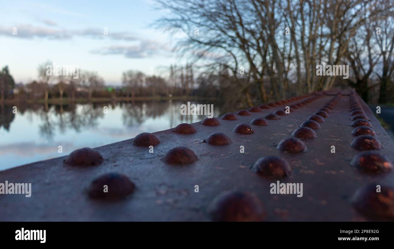 Geländer einer Metallbrücke über einem Kanal Stockfoto