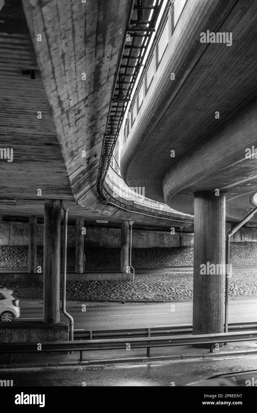 Zwei Überführungen, die den Verkehr über einer Autobahn führen. Stockfoto