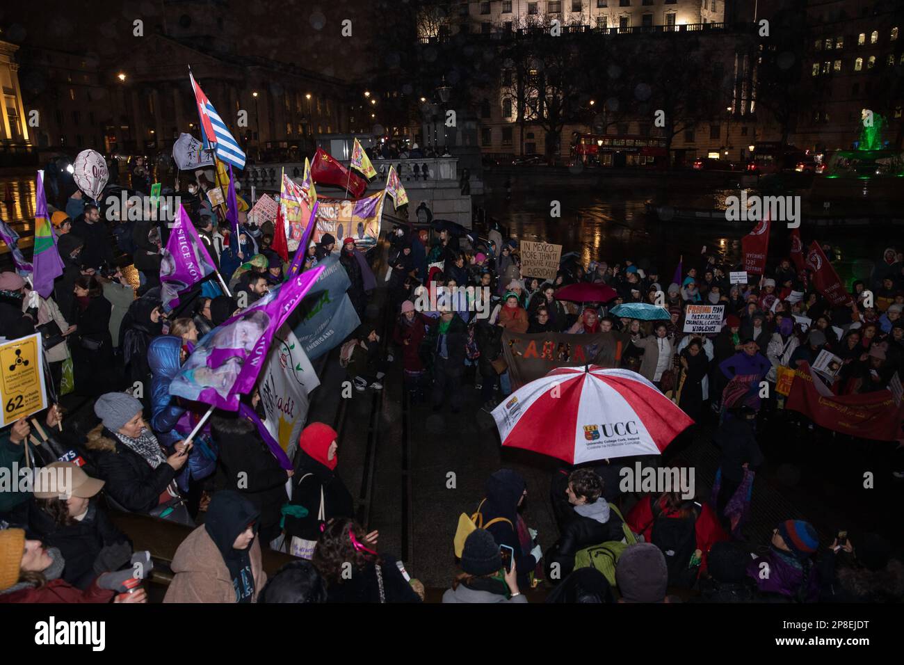 London, Großbritannien. 8. März 2023. Frauen und Gender-Nonkonformität Menschen aus Volksgruppen, die viele verschiedene Gemeinschaften vertreten, nehmen am Trafalgar Square anlässlich des Internationalen Frauentages an einer Veranstaltung zum Internationalen Frauenstreik Teil. Die Anwesenden forderten Widerstand gegen kapitalistische, koloniale und patriarchalische Ausbeutung. Kredit: Mark Kerrison/Alamy Live News Stockfoto