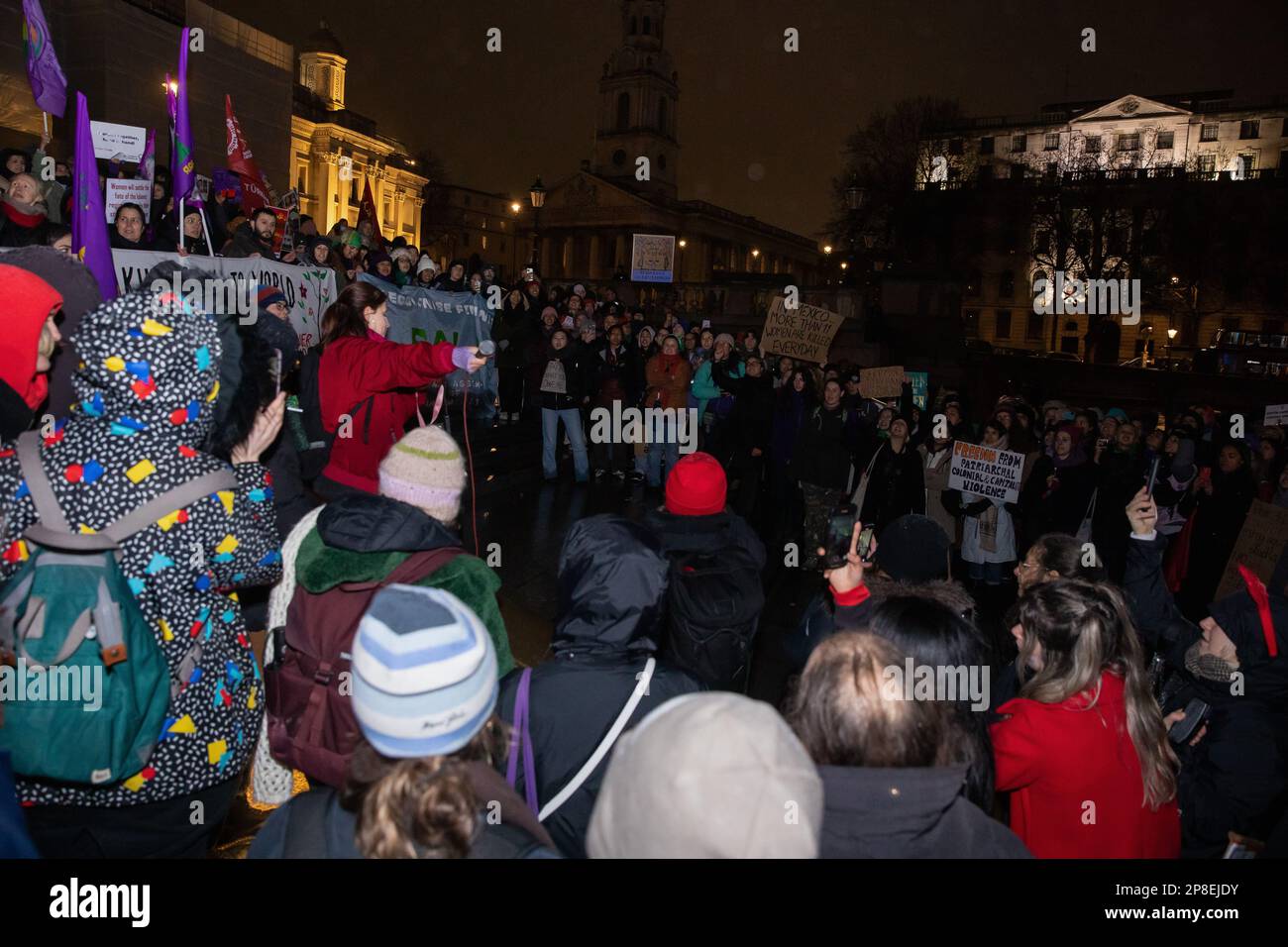 London, Großbritannien. 8. März 2023. Frauen und Gender-Nonkonformität Menschen aus Volksgruppen, die viele verschiedene Gemeinschaften vertreten, nehmen am Trafalgar Square anlässlich des Internationalen Frauentages an einer Veranstaltung zum Internationalen Frauenstreik Teil. Die Anwesenden forderten Widerstand gegen kapitalistische, koloniale und patriarchalische Ausbeutung. Kredit: Mark Kerrison/Alamy Live News Stockfoto