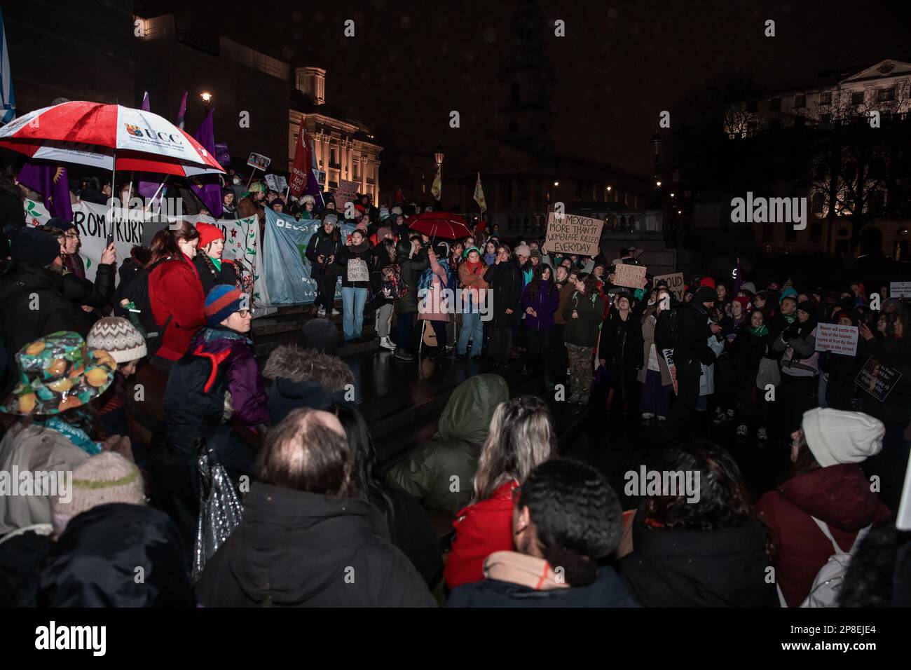 London, Großbritannien. 8. März 2023. Frauen und Gender-Nonkonformität Menschen aus Volksgruppen, die viele verschiedene Gemeinschaften vertreten, nehmen am Trafalgar Square anlässlich des Internationalen Frauentages an einer Veranstaltung zum Internationalen Frauenstreik Teil. Die Anwesenden forderten Widerstand gegen kapitalistische, koloniale und patriarchalische Ausbeutung. Kredit: Mark Kerrison/Alamy Live News Stockfoto