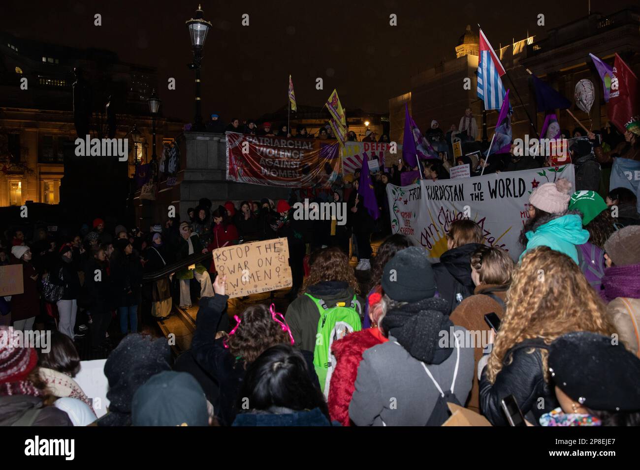 London, Großbritannien. 8. März 2023. Frauen und Gender-Nonkonformität Menschen aus Volksgruppen, die viele verschiedene Gemeinschaften vertreten, nehmen am Trafalgar Square anlässlich des Internationalen Frauentages an einer Veranstaltung zum Internationalen Frauenstreik Teil. Die Anwesenden forderten Widerstand gegen kapitalistische, koloniale und patriarchalische Ausbeutung. Kredit: Mark Kerrison/Alamy Live News Stockfoto