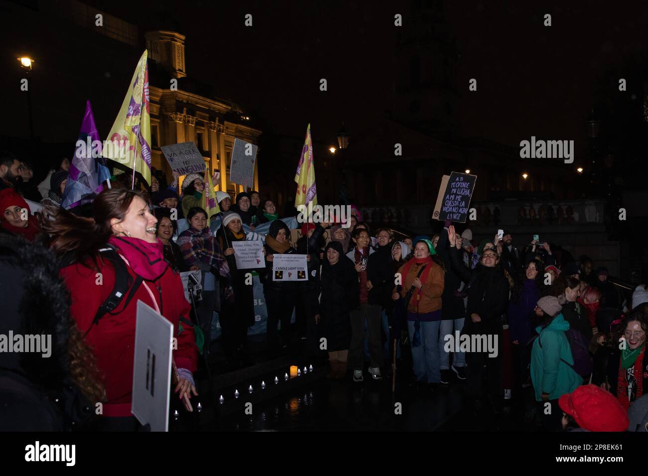 London, Großbritannien. 8. März 2023. Frauen und Gender-Nonkonformität Menschen aus Volksgruppen, die viele verschiedene Gemeinschaften vertreten, nehmen am Trafalgar Square anlässlich des Internationalen Frauentages an einer Veranstaltung zum Internationalen Frauenstreik Teil. Die Anwesenden forderten Widerstand gegen kapitalistische, koloniale und patriarchalische Ausbeutung. Kredit: Mark Kerrison/Alamy Live News Stockfoto