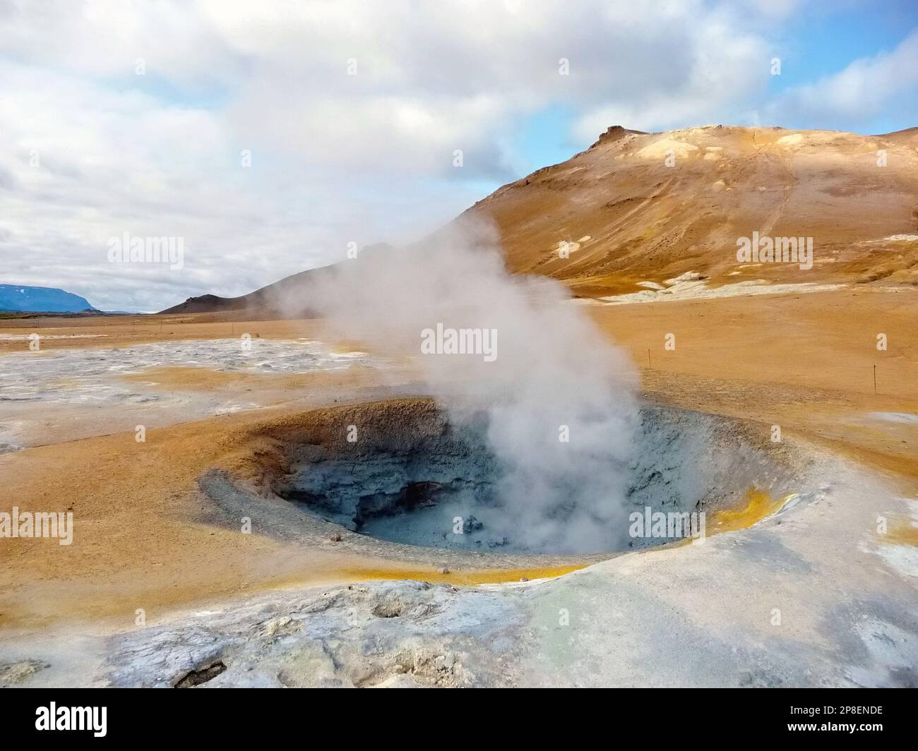 Nahaufnahme von Dampf aus einem geothermischen Fumarole im Sommer, Island Stockfoto