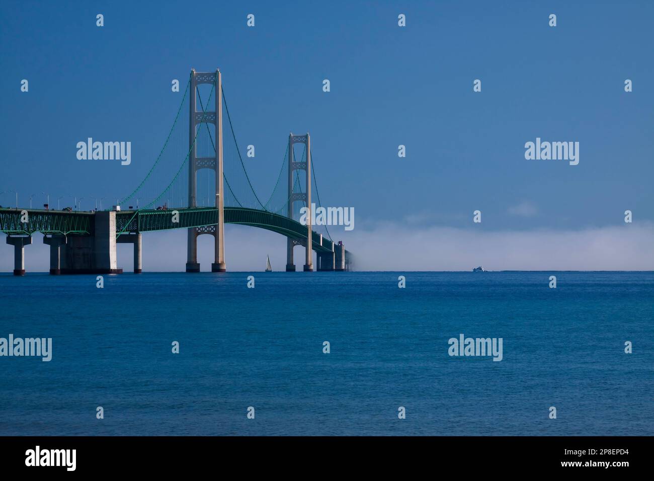 Eine lange Hängebrücke, die die obere und untere Halbinsel von Michigan verbindet. Stockfoto