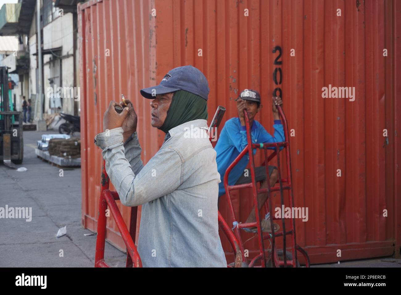 Nahaufnahme Hafenarbeiter machen eine Pause vom Stapel auf dem Schiff Stockfoto