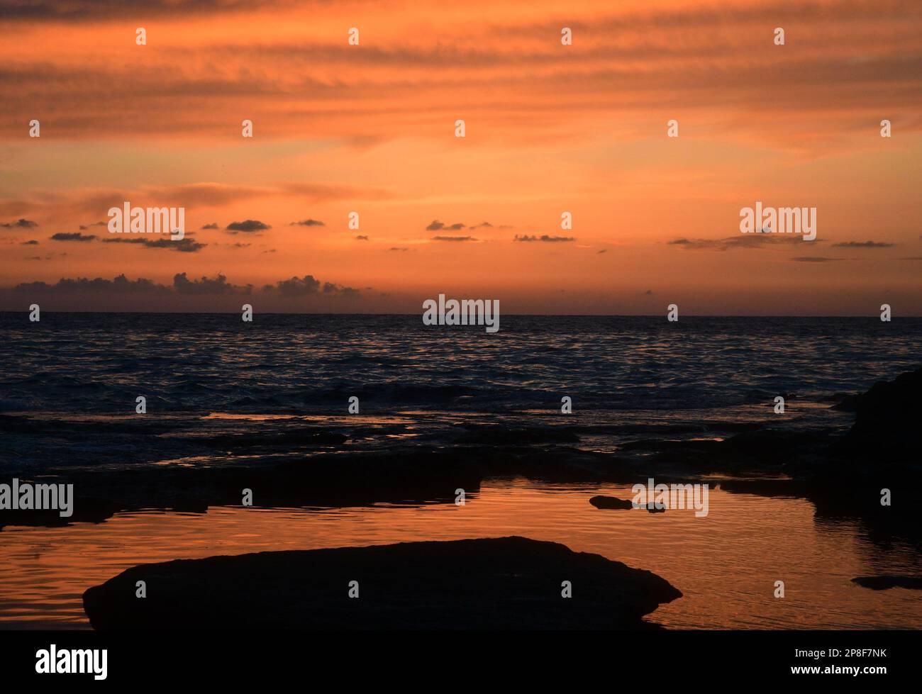 Latakia. 8. März 2023. Dieses Foto wurde am 8. März 2023 aufgenommen und zeigt den Sonnenuntergang an einem Strand in Latakia, Syrien. Kredit: Ammar Safarjalani/Xinhua/Alamy Live News Stockfoto