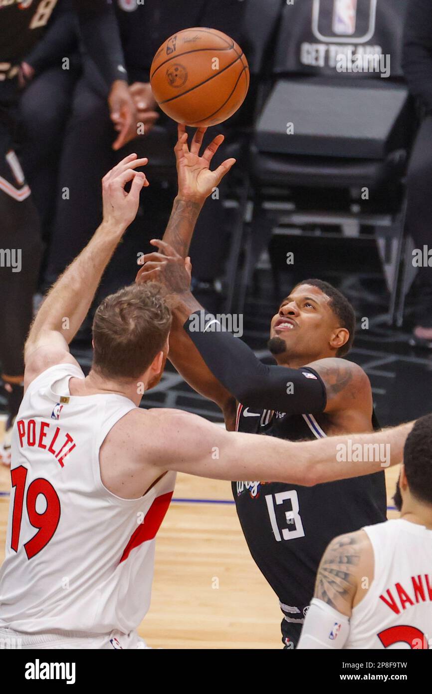 Los Angeles Clippers Forward Paul George (R) schießt unter Druck vom Toronto Raptors Center Jakob Poeltl (L) während eines NBA-Basketballspiels in der Crypto.com Arena in Los Angeles am Dienstag, den 8. März 2023. Stockfoto