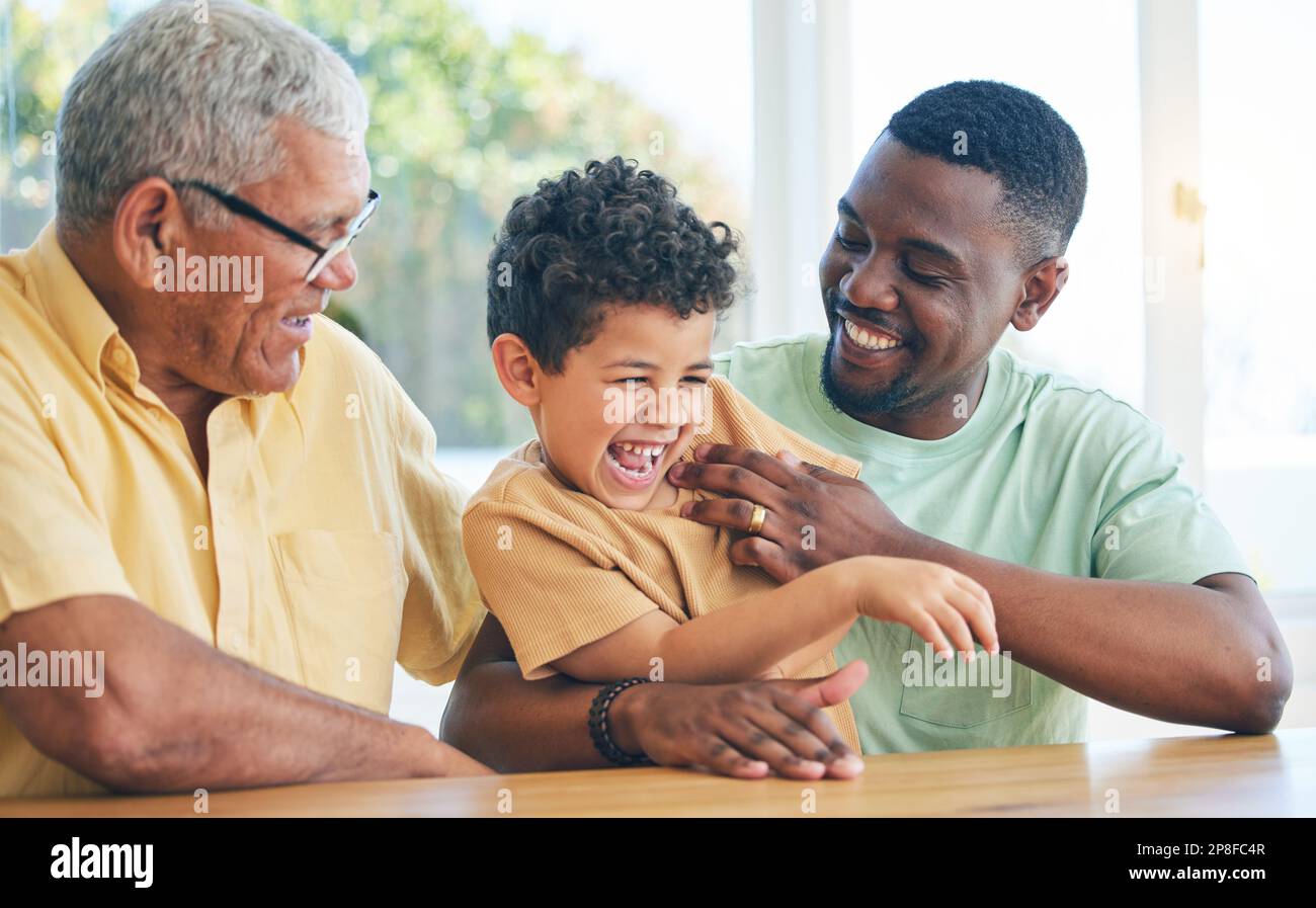 Großvater, Kind und Vater der schwarzen Familie spielen, Spaß haben und Zeit zusammen im Angola Heim genießen. Bindung, Liebe und glückliche afrikanische Generation von Stockfoto