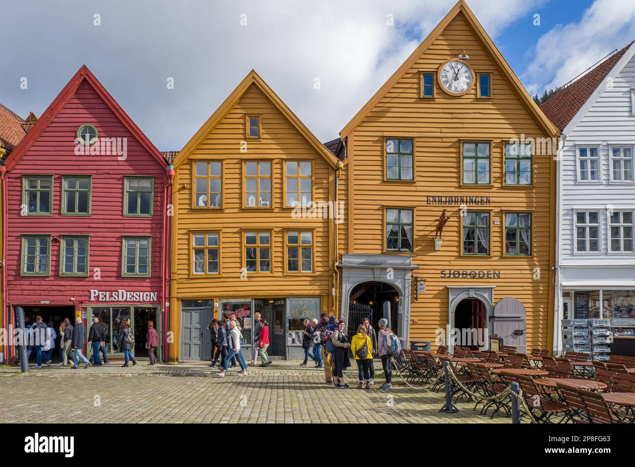 Touristen genießen Norways Meistbesuchte Touristenattraktion Bryggen. Bryggen ist eine Reihe alter hanseatischer Geschäftsgebäude und gehört zum UNESCO-Weltkulturerbe Stockfoto